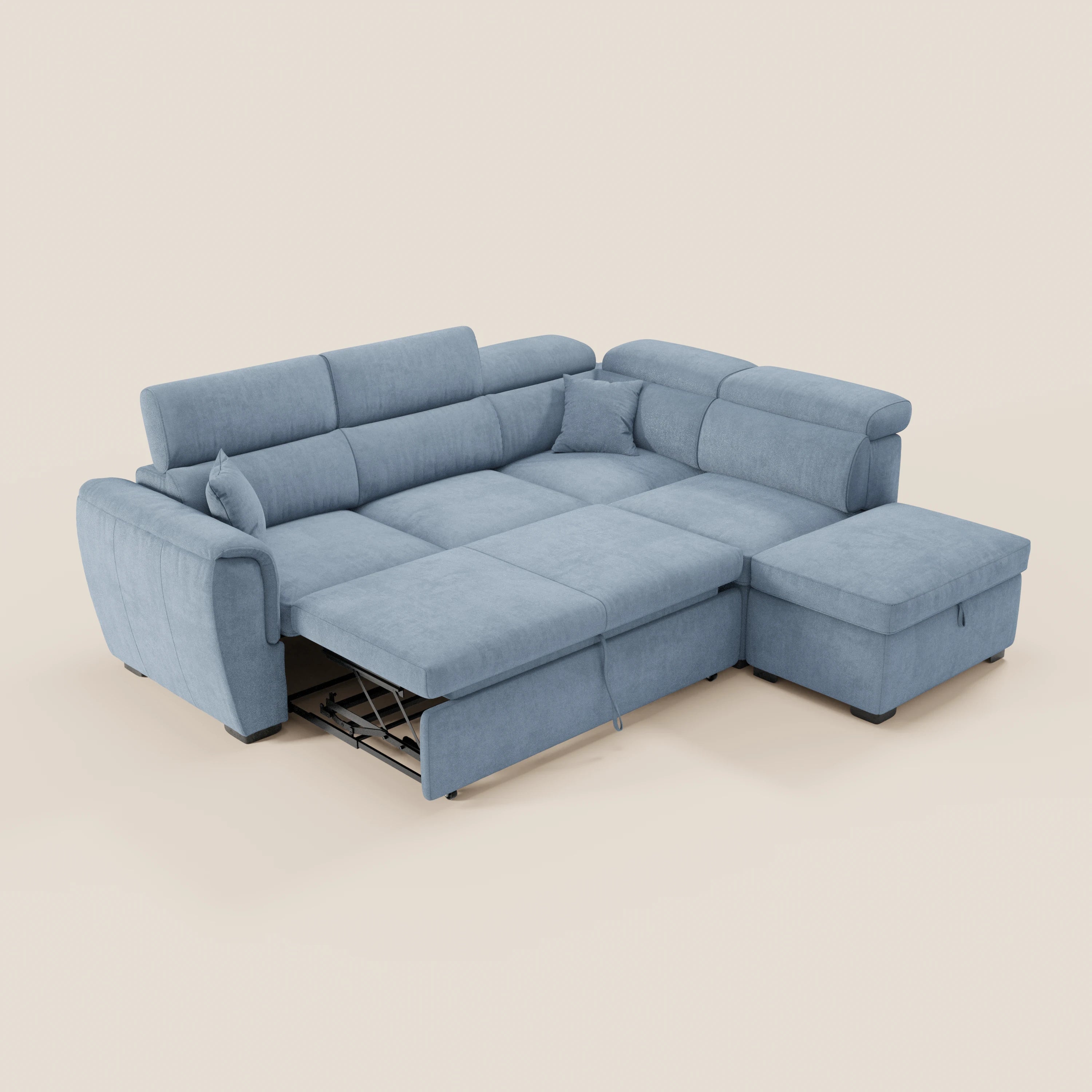 Il divano angolare reversibile Titano di Divani.Store, in azzurro, è dotato di letto estraibile, braccioli imbottiti, poggiatesta regolabili, due cuscini decorativi, una chaise longue con pouf contenitore nascosto ed è rivestito in tessuto lavabile certificato Oeko-Tex®.