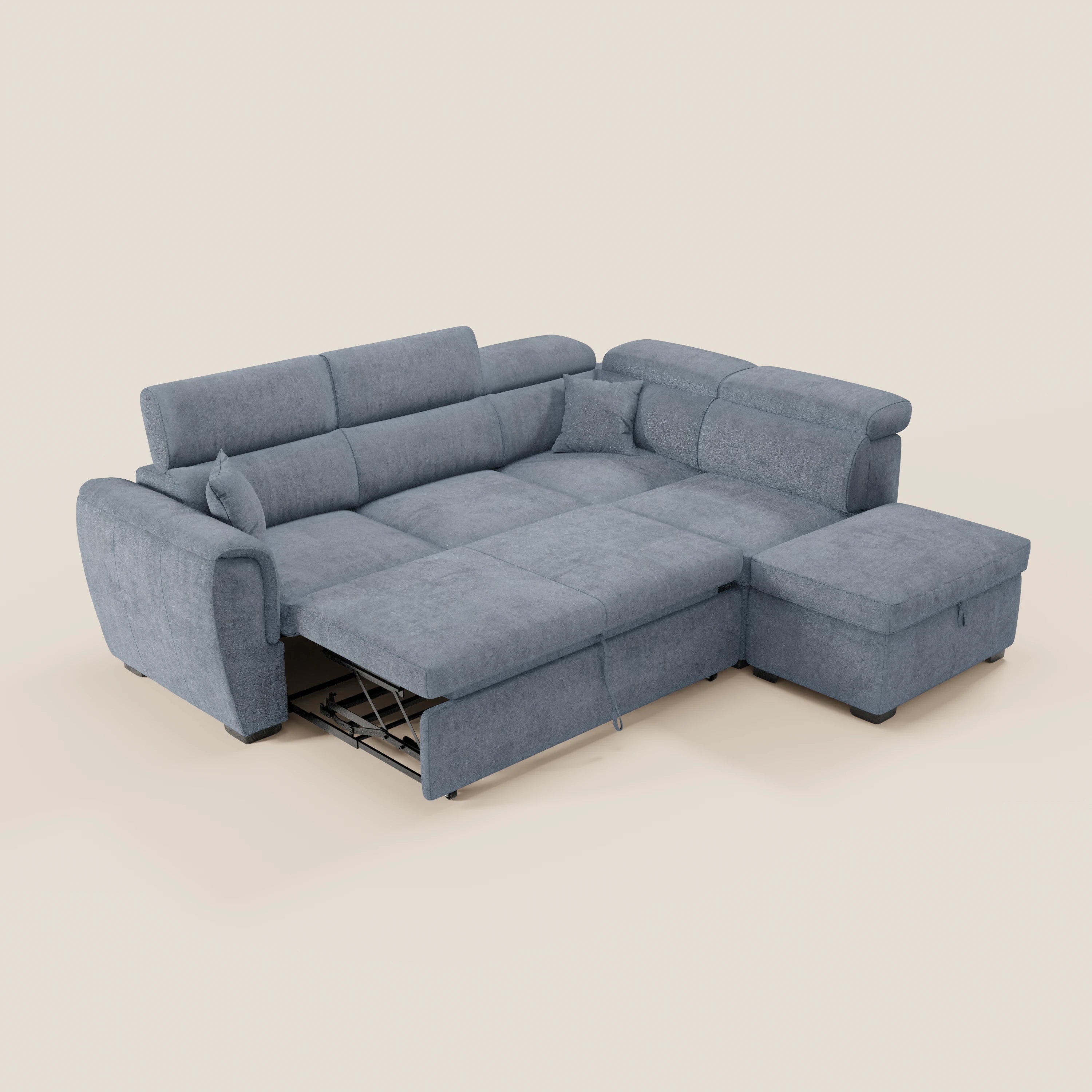 Qui viene presentato un divano angolare reversibile Titano di colore grigio chiaro di Divani.Store, dotato di morbidi cuscini, letto estraibile aperto e chaise longue. Il divano componibile include due cuscini coordinati e un pouf contenitore sotto la chaise longue, oltre a poggiatesta regolabili. Rivestito in tessuto antimacchia certificato Oeko-Tex®, è posizionato su uno sfondo beige a tinta unita.