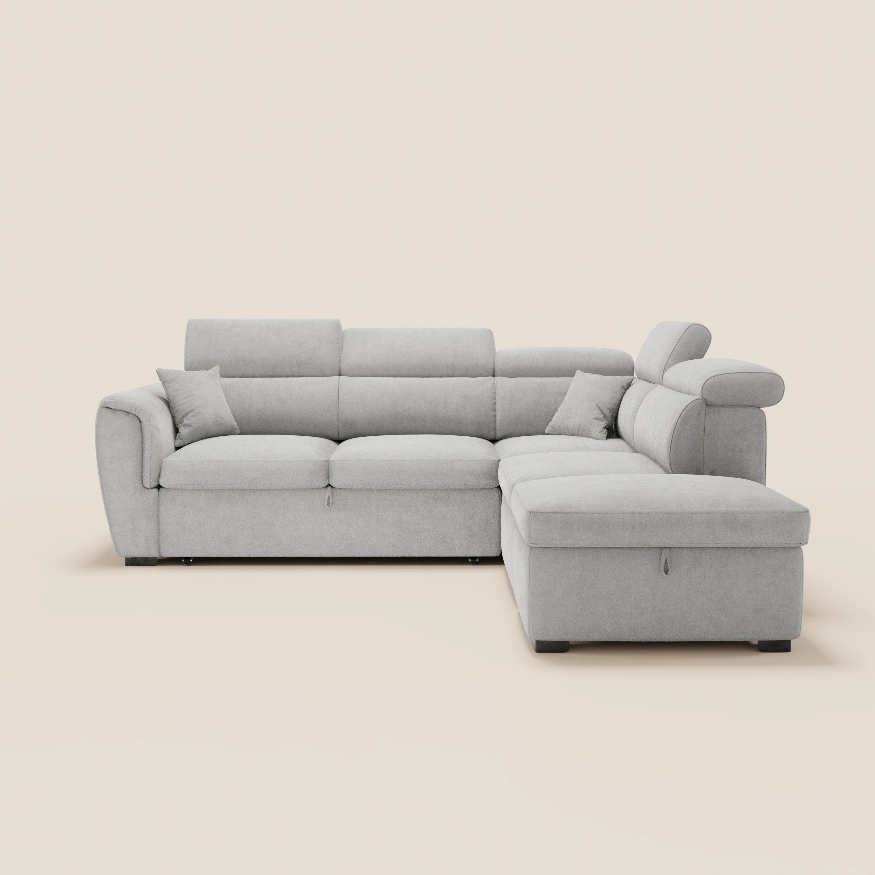 Il divano angolare reversibile Titano di Divani.Store, realizzato in tessuto smacchiabile Oeko-Tex®, è dotato di poggiatesta reclinabili, pouf contenitore estraibile e cuscini coordinati, ed è presentato su uno sfondo bianco neutro.
