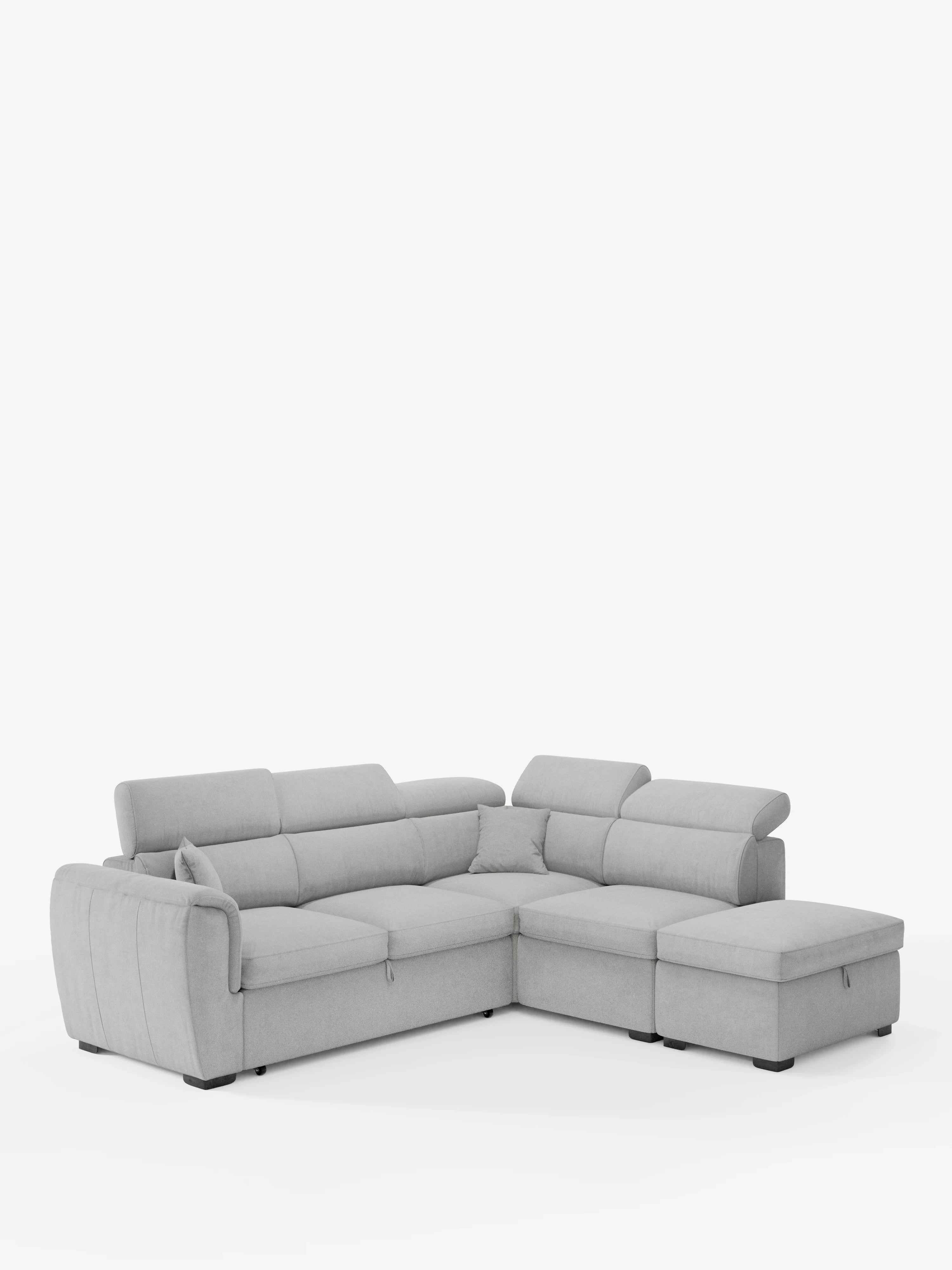 Il divano angolare reversibile con letto estraibile e pouf contenitore Titano di Divani.Store è un moderno divano componibile a L di colore grigio chiaro, caratterizzato da poggiatesta reclinabili regolabili, morbidi cuscini in tessuto antimacchia Oeko-Tex®, linee pulite, braccioli bassi e gambe corte nere. È presentato su uno sfondo bianco a tinta unita.