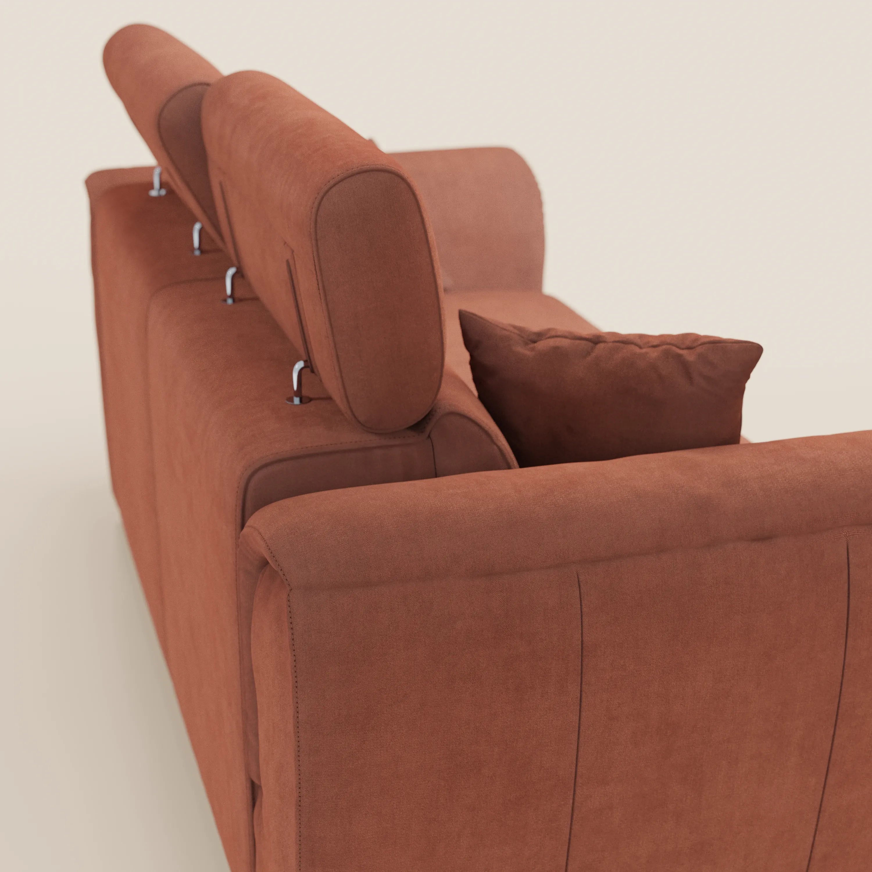 Il divano a due posti estraibile Titano di Divani.Store, realizzato in tessuto smacchiabile Oeko-Tex®, è raffigurato di retro con i poggiatesta reclinabili sollevati, che lasciano intravedere dettagli metallici e un cuscino quadrato abbinato su uno sfondo chiaro.