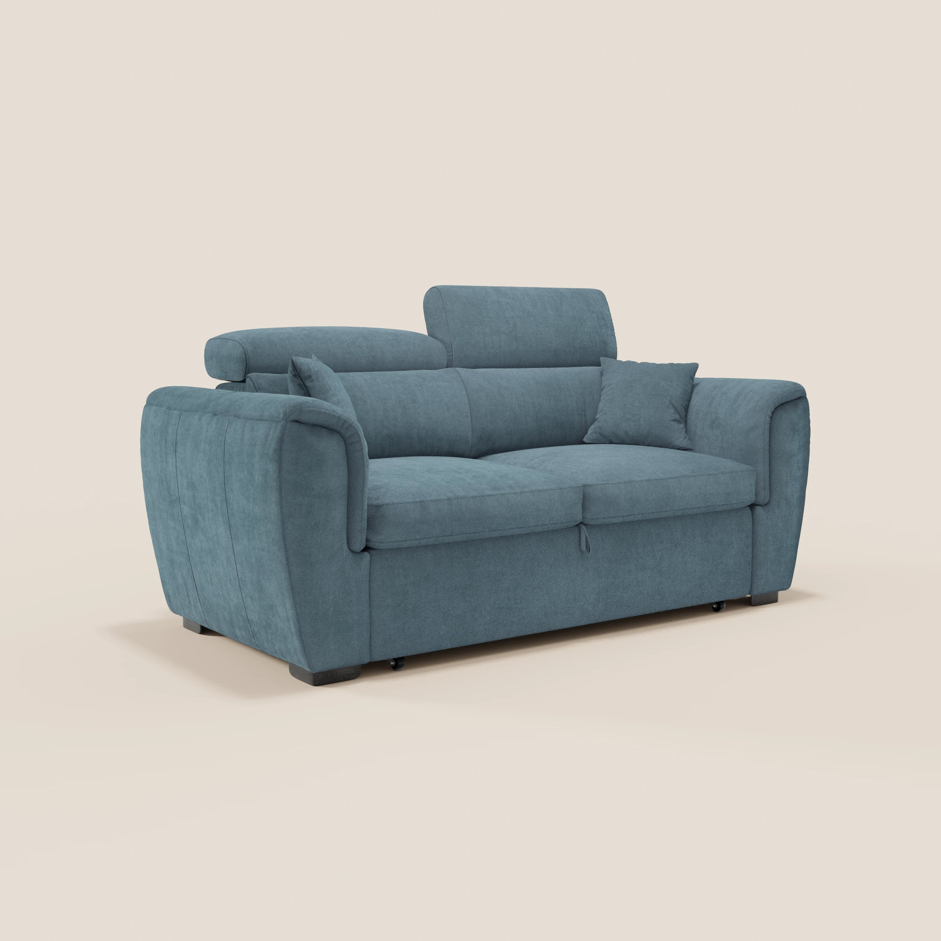 Il divano a 2 posti estraibile Titano di Divani.Store presenta ampi braccioli imbottiti, poggiatesta reclinabili ed è dotato di un cuscino coordinato in tessuto blu-verde acqua certificato Oeko-Tex®, raffigurato su uno sfondo beige chiaro a tinta unita.