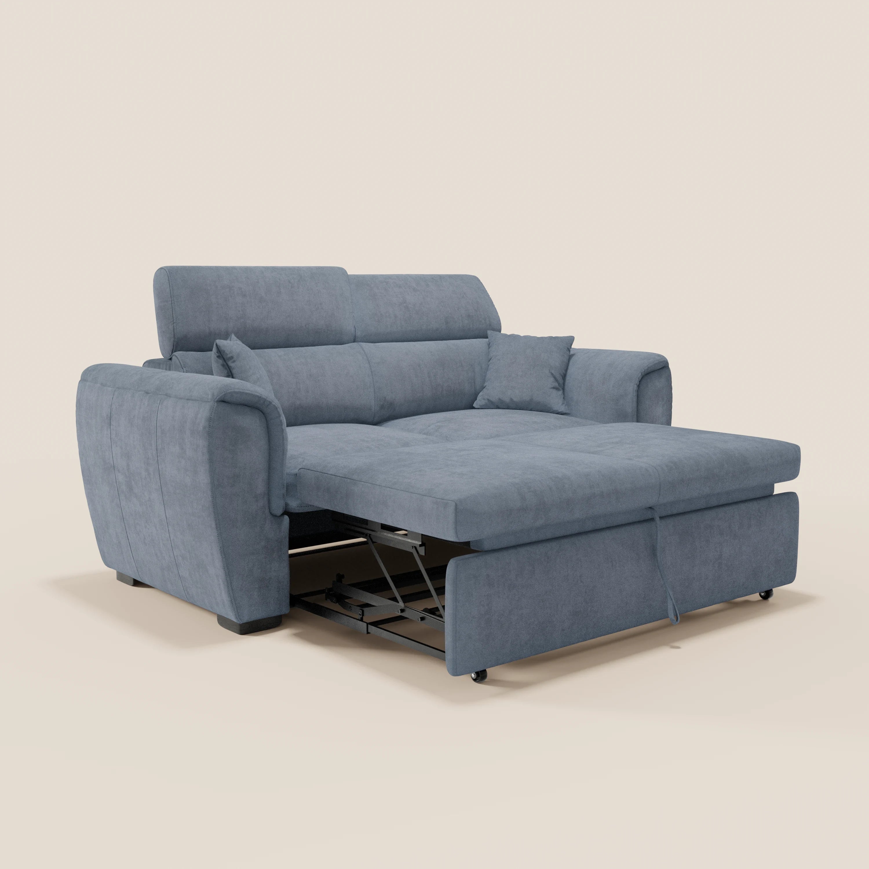 Il divano a 2 posti estraibile Titano con poggiatesta reclinabili in tessuto smacchiabile Oeko-Tex® di Divani.Store è un moderno divano componibile grigio con due braccioli, cuscini dello schienale alti e due cuscini coordinati. Rivestito in morbido tessuto antimacchia, questo divano compatto è dotato di un letto estraibile parzialmente esteso e poggia su piccole gambe nere su uno sfondo beige chiaro a tinta unita.