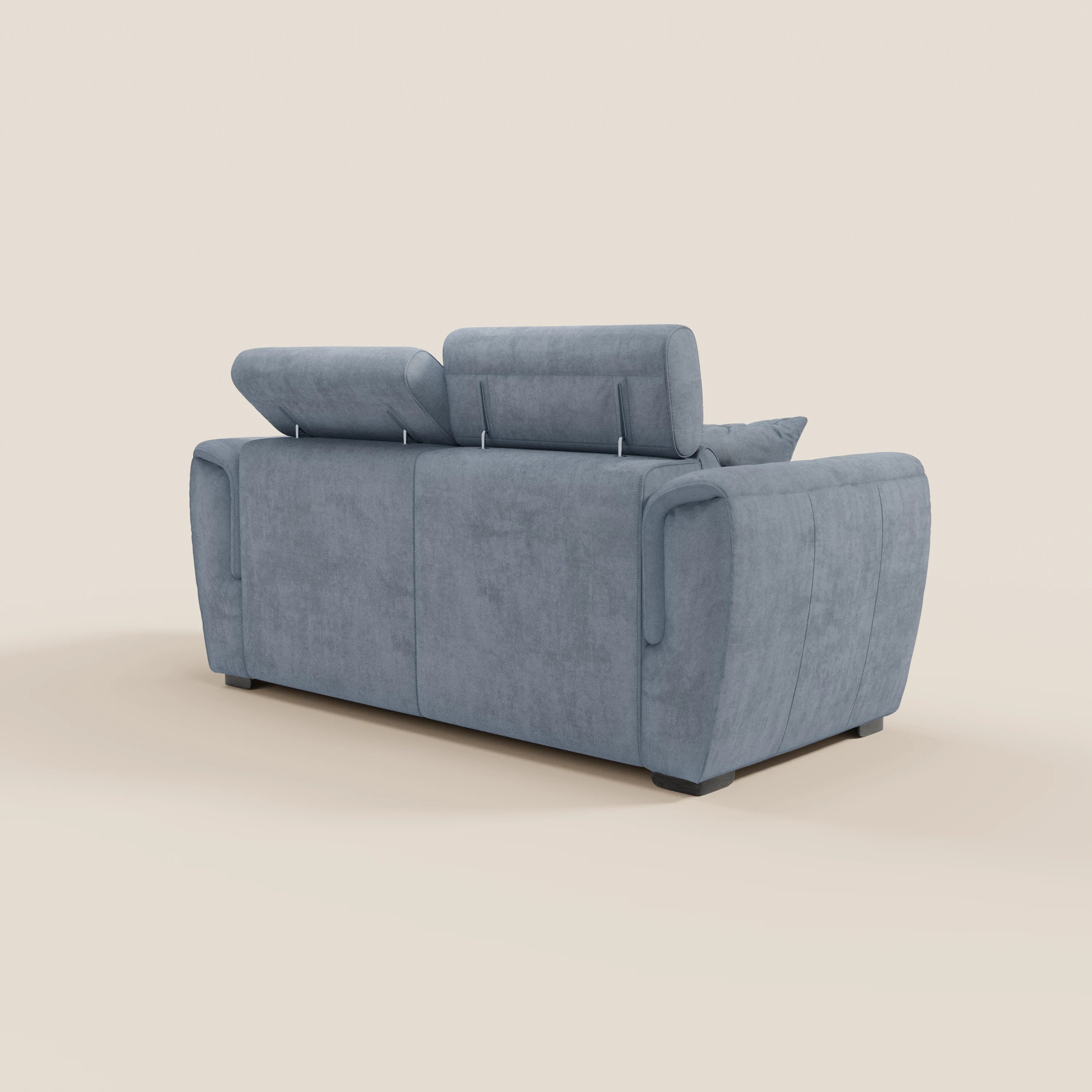 Un divano a due posti estraibile Titano, in colore azzurro e dal design moderno, di Divani.Store, è raffigurato di spalle su uno sfondo neutro. Questo divano contemporaneo è dotato di morbidi poggiatesta regolabili in tessuto Oeko-Tex® resistente alle macchie e di braccioli lisci e arrotondati. Il rivestimento appare morbido e accogliente, mentre il suo design pulito poggia su gambe corte e scure.