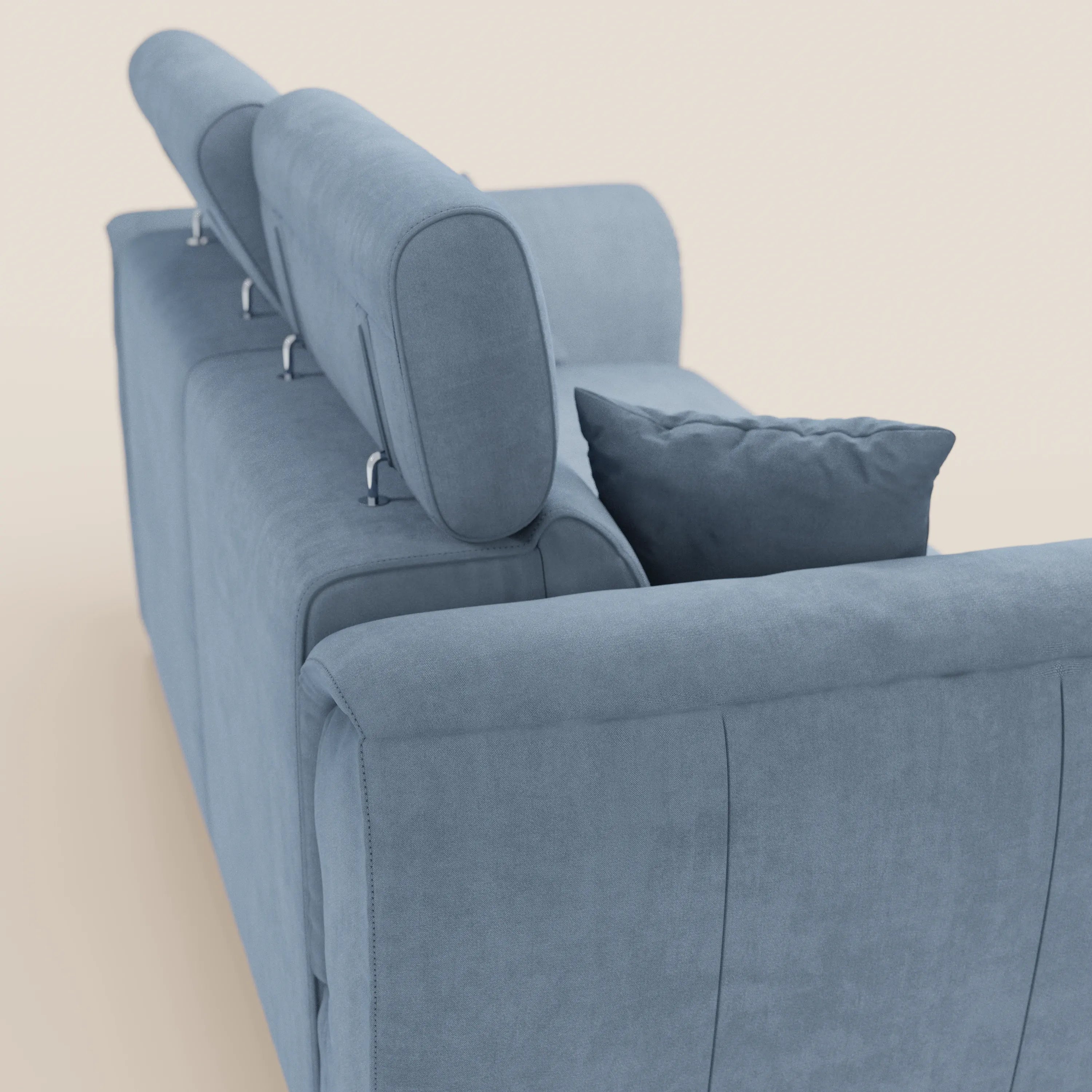 Il divano a due posti Titano di Divani.Store, realizzato in morbido tessuto blu Oeko-Tex® antimacchia, con poggiatesta regolabili e un cuscino abbinato, presenta linee pulite e moderne ed è raffigurato di retro su uno sfondo color crema chiaro.