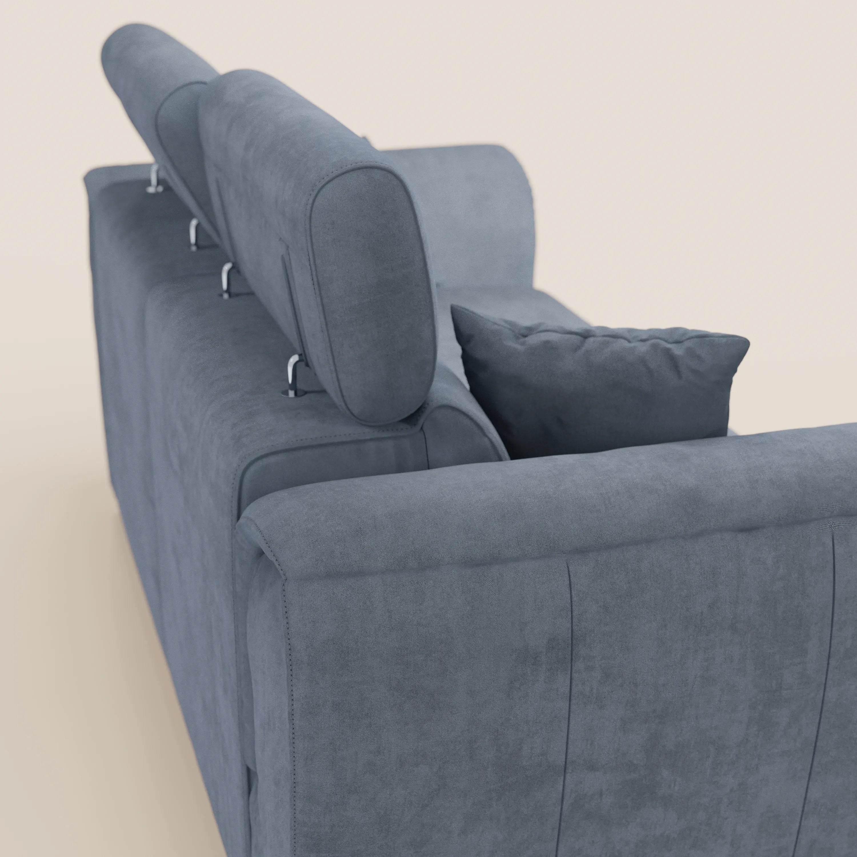 Un moderno divano a due posti estraibile Titano di Divani.Store, rivestito in tessuto blu-grigio Oeko-Tex® antimacchia, è dotato di due poggiatesta regolabili e di un cuscino coordinato. Visto da dietro e da una prospettiva leggermente sopraelevata su uno sfondo chiaro, mette in risalto la sua morbida trama e il design pulito e minimalista.