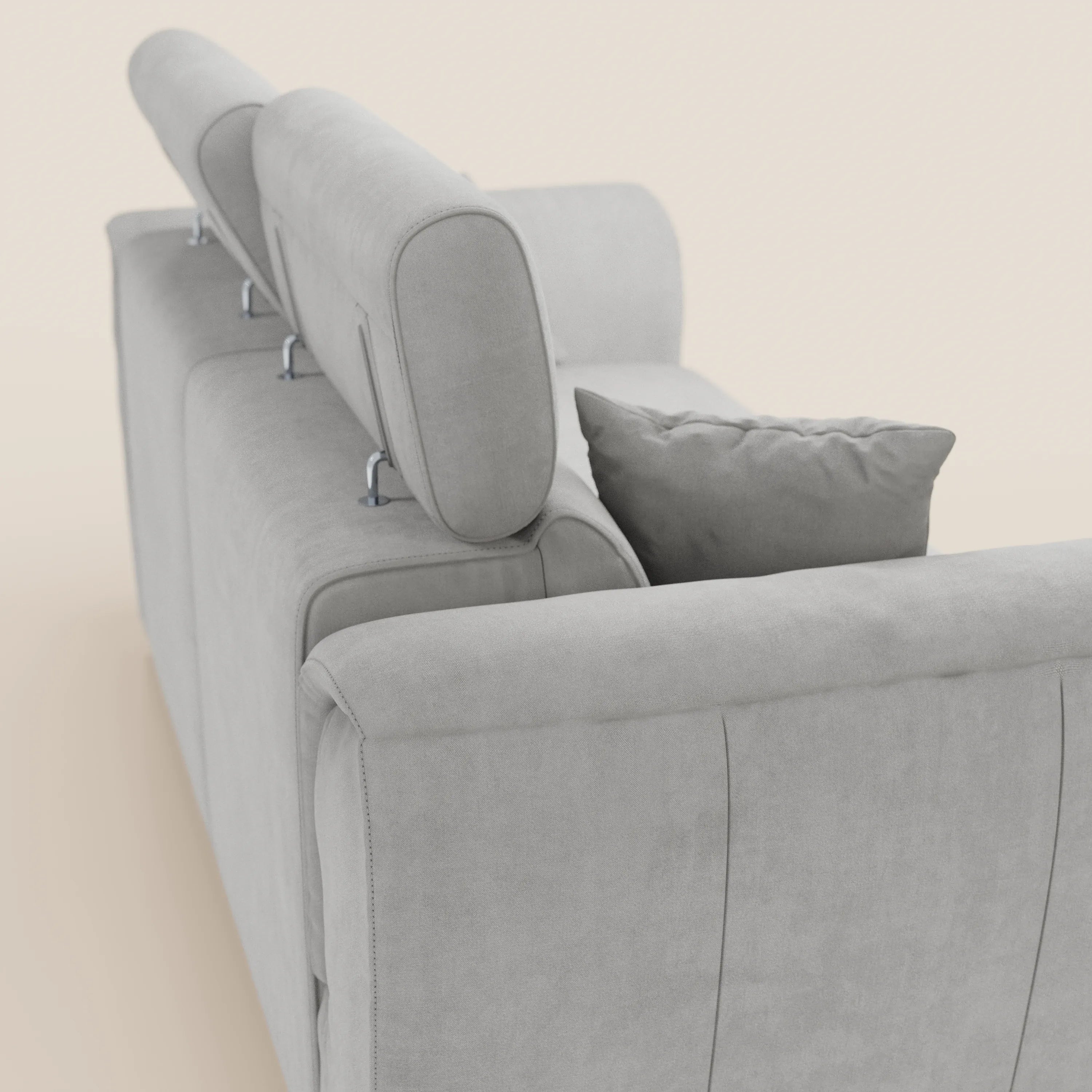 Il divano a 2 posti estraibile Titano di Divani.Store, presentato in tessuto grigio chiaro Oeko-Tex® antimacchia con poggiatesta reclinabili e cuscino abbinato, si caratterizza per un rivestimento morbido e soffice e un design moderno e salvaspazio su uno sfondo beige neutro.