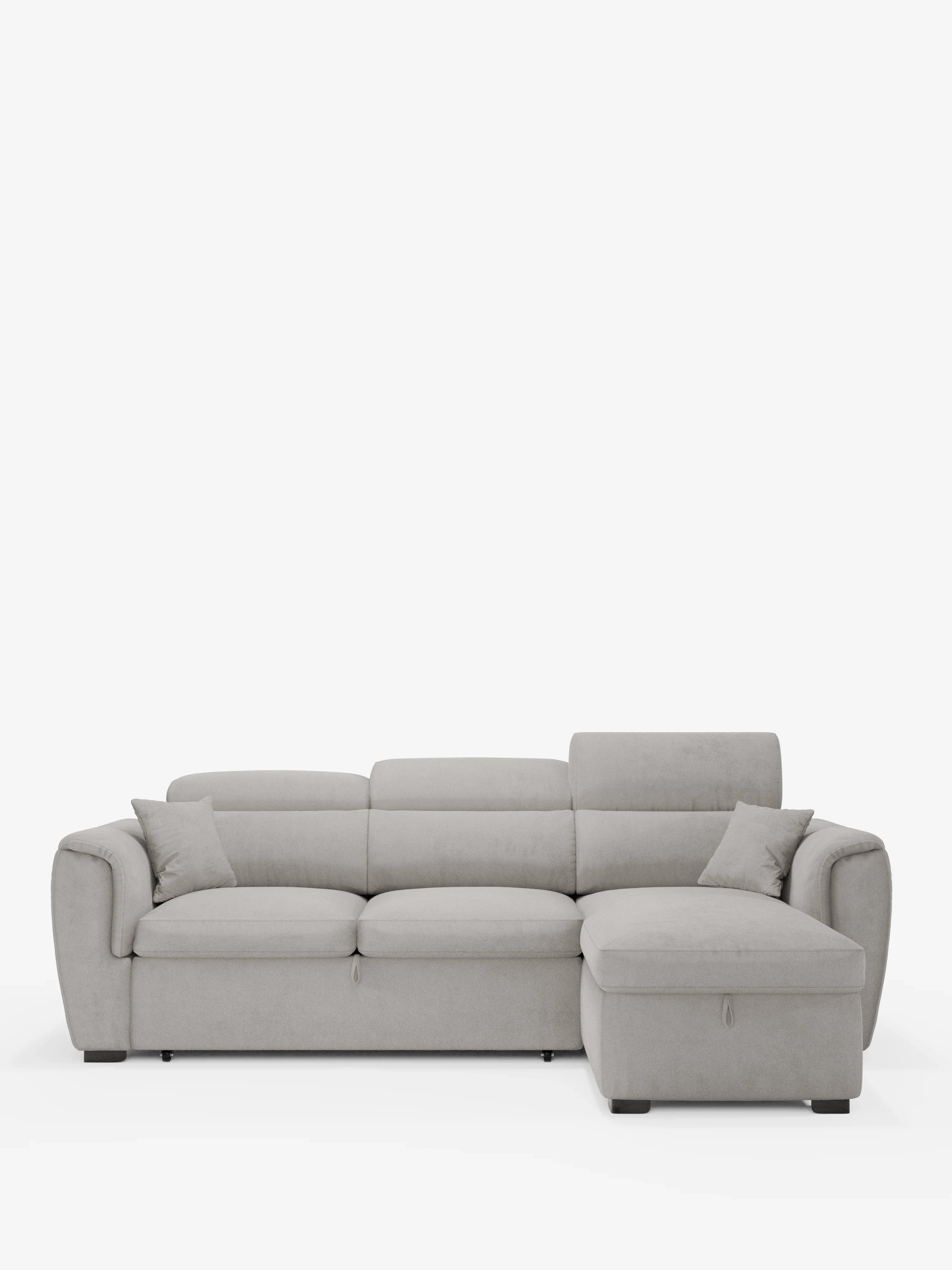 Vi presentiamo il divano letto con penisola reversibile contenitore Titano di Divani.Store, un moderno divano grigio chiaro caratterizzato da un rivestimento in tessuto antimacchia, ampi braccioli imbottiti, tre comodi cuscini di seduta e due cuscini decorativi abbinati. La chaise longue è elegantemente posizionata sul lato destro (opzione reversibile) ed è completata da poggiatesta regolabili e da un elemento estraibile che ne aumenta la versatilità, il tutto su uno sfondo bianco a tinta unita.