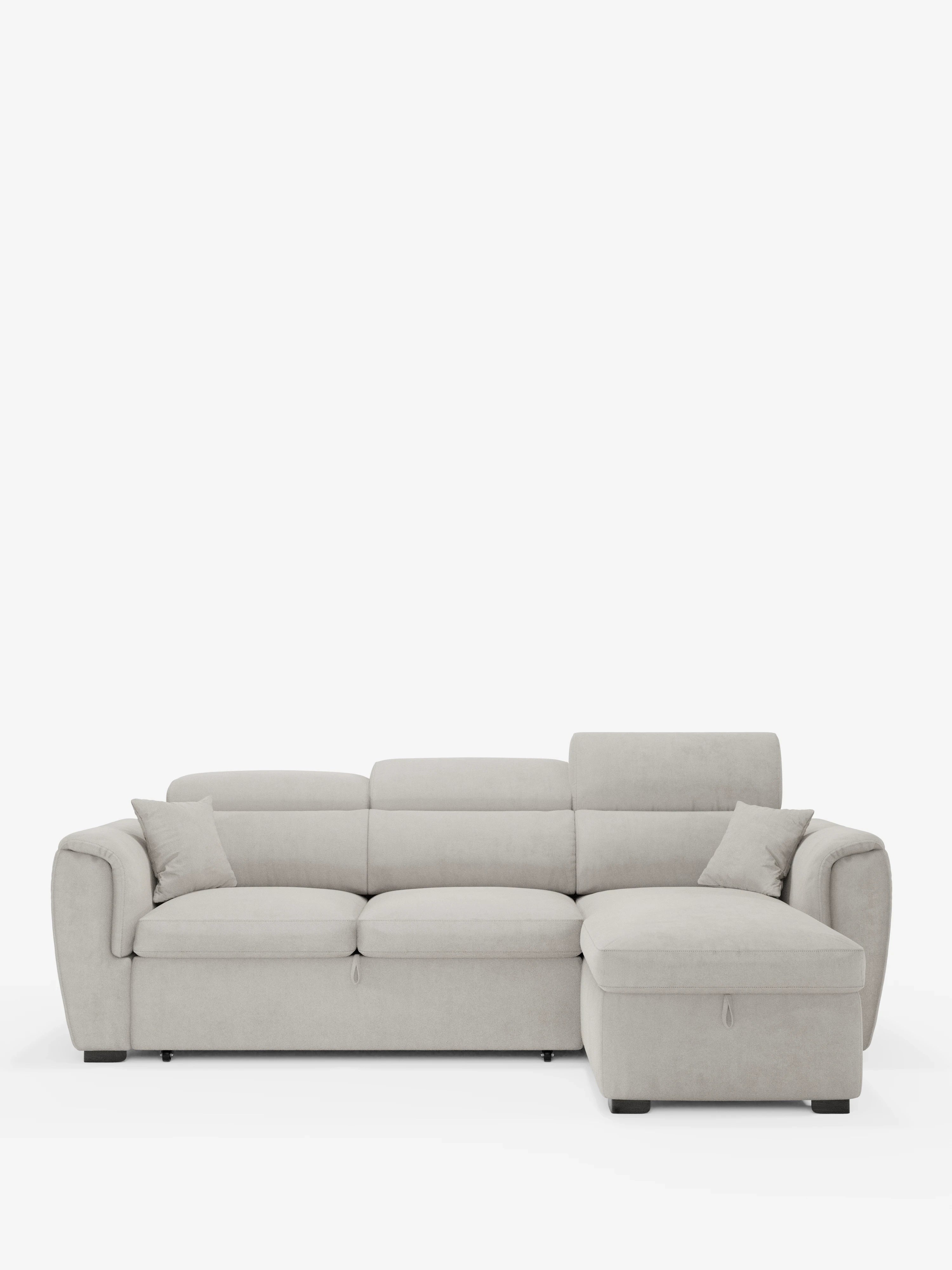 Un divano letto Titano grigio chiaro di Divani.Store, caratterizzato da una chaise longue reversibile con vano portaoggetti, morbidi cuscini, ampi braccioli, due cuscini decorativi abbinati e poggiatesta regolabili. Questo moderno divano letto presenta linee slanciate e poggia su gambe corte nere su uno sfondo bianco a tinta unita; il rivestimento è realizzato in tessuto antimacchia e include un elemento estraibile per una maggiore versatilità.