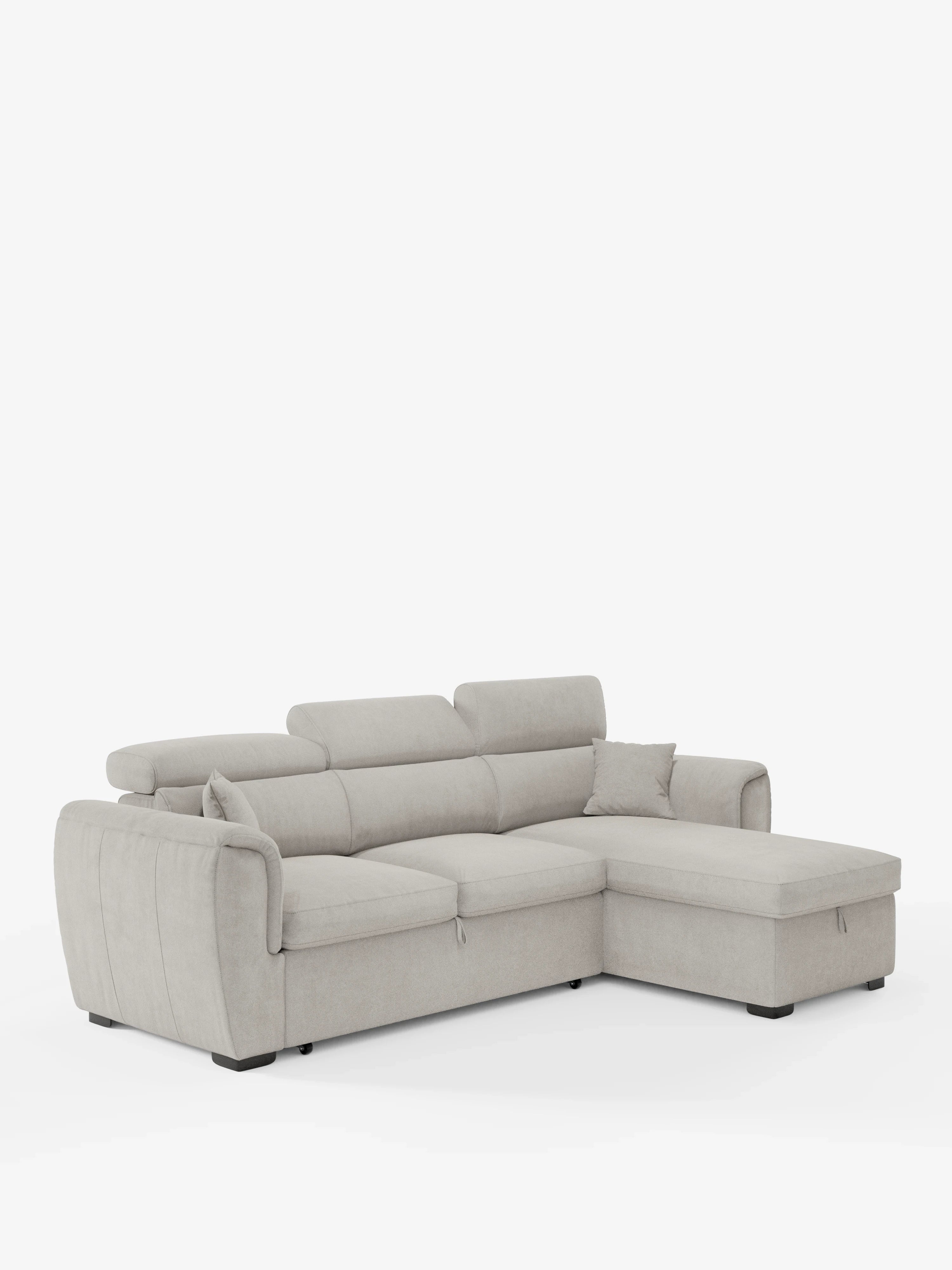 Il divano letto Titano con penisola reversibile e contenitore di Divani.Store è un divano moderno color grigio chiaro, realizzato in tessuto antimacchia. È dotato di poggiatesta regolabili, morbidi cuscini, braccioli bassi e viene fornito con un cuscino decorativo abbinato. Questo elegante divano moderno offre una chaise longue reversibile con contenitore integrato e un elemento estraibile, ed è sostenuto da corte gambe nere su uno sfondo bianco a tinta unita.
