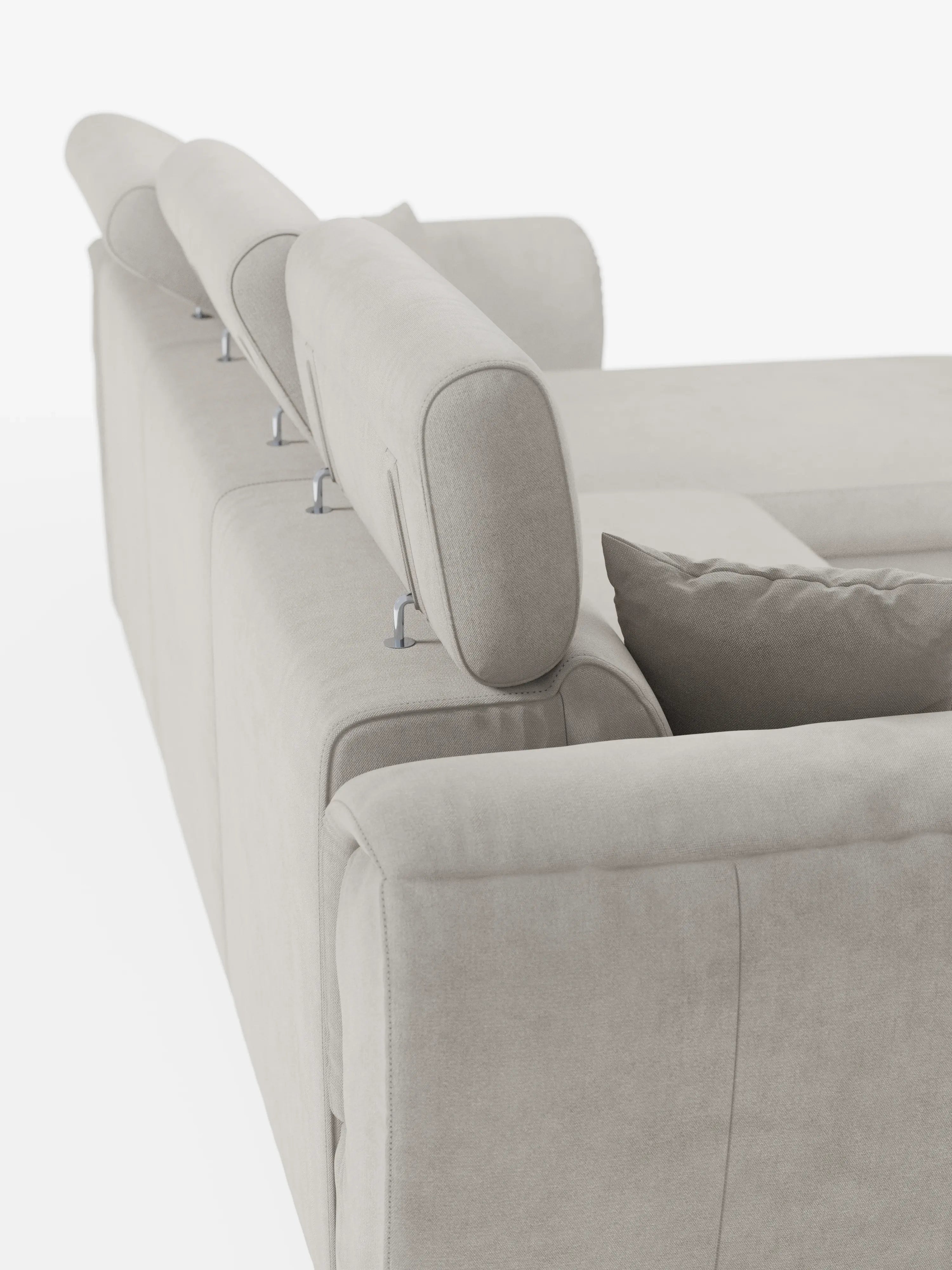 Un primo piano del divano letto Titano con penisola reversibile contenitore di Divani.Store — un vero divano moderno con poggiatesta reclinabili ed elemento estraibile — caratterizzato da morbidi cuscini in tessuto antimacchia, in primo piano su uno sfondo bianco a tinta unita. Il design elegante sottolinea sia il comfort che lo stile contemporaneo di questo raffinato divano con chaise longue.