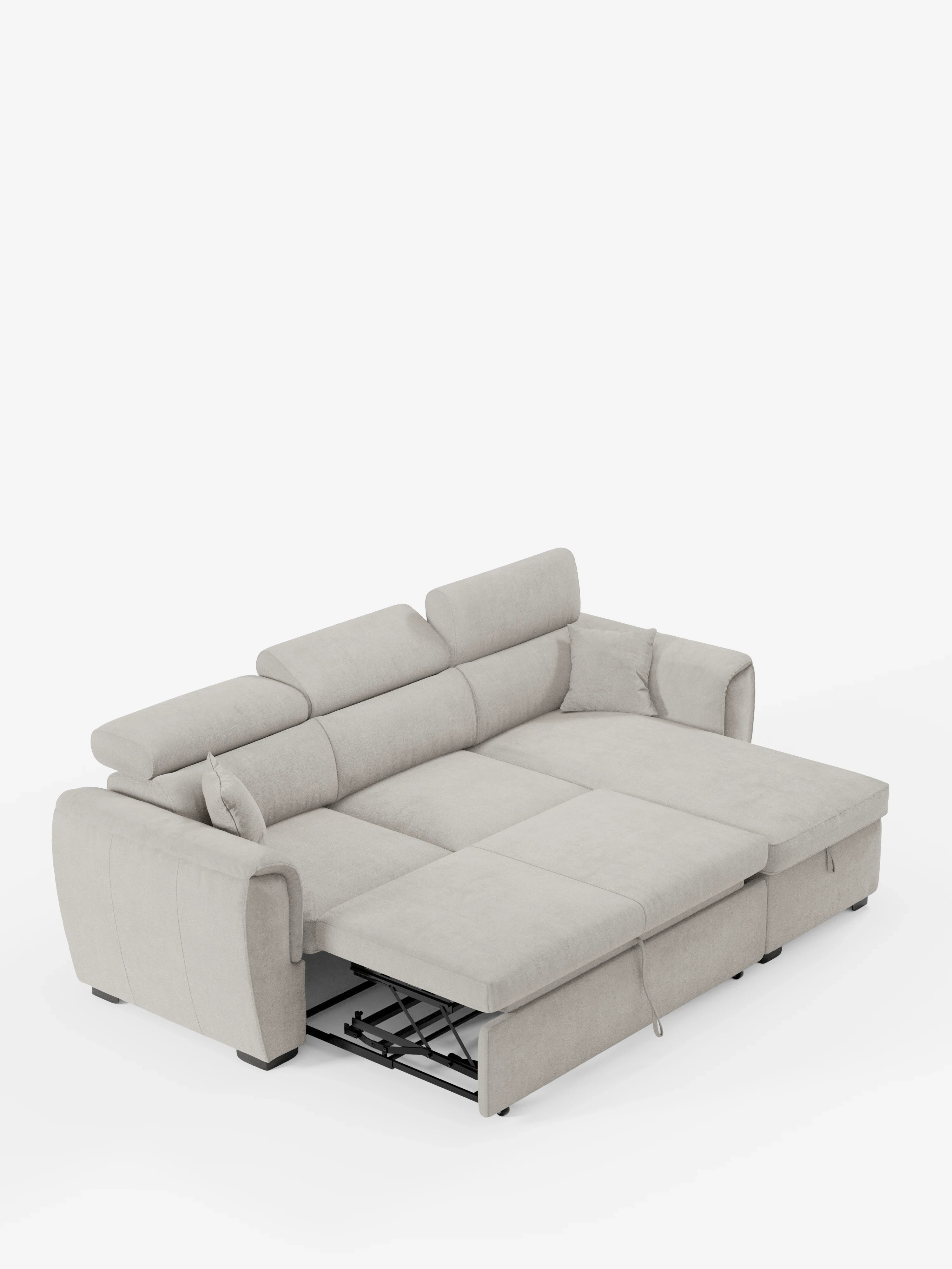 Il divano letto Titano di Divani.Store, con penisola reversibile, contenitore, poggiatesta reclinabili ed elemento estraibile in tessuto smacchiabile, è qui presentato nella tonalità beige chiaro. Il divano è raffigurato nella versione letto, con la struttura estraibile e il materasso completamente estesi. La chaise longue reversibile è dotata di un vano contenitore integrato e sono visibili i poggiatesta regolabili. L’immagine è ambientata su uno sfondo bianco a tinta unita.