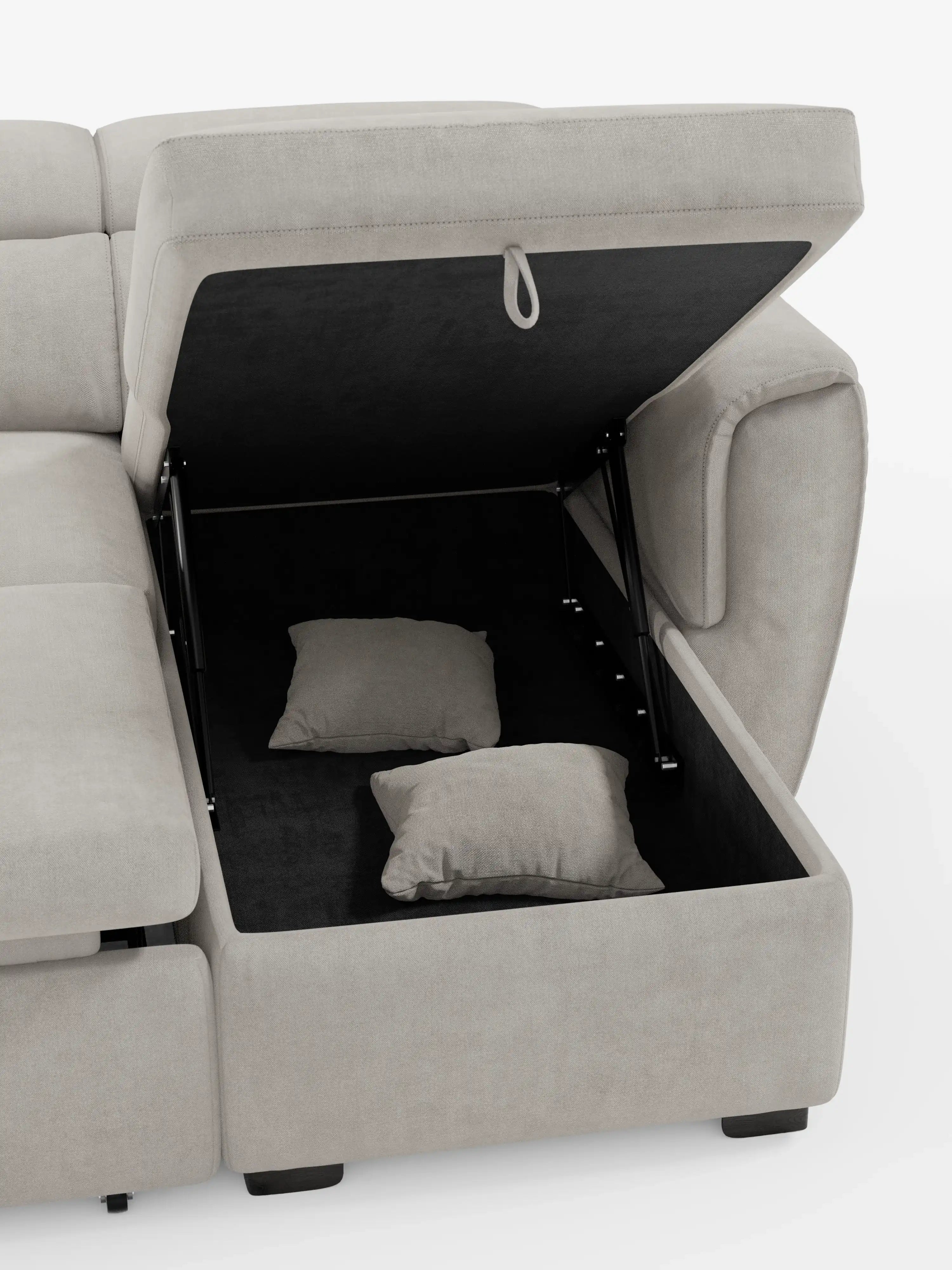 Ecco una versione riscritta sulla base dei dati del prodotto: il divano letto Titano con penisola reversibile di Divani.Store è presentato in una tonalità beige chiaro, con un rivestimento morbido e resistente alle macchie e linee pulite. Sotto il coperchio di una delle sedute si nasconde un vano portaoggetti aperto, dove sono riposti due cuscini decorativi grigi. Questo divano moderno è dotato di una chaise longue, poggiatesta reclinabili e un letto estraibile, il tutto su uno sfondo bianco.