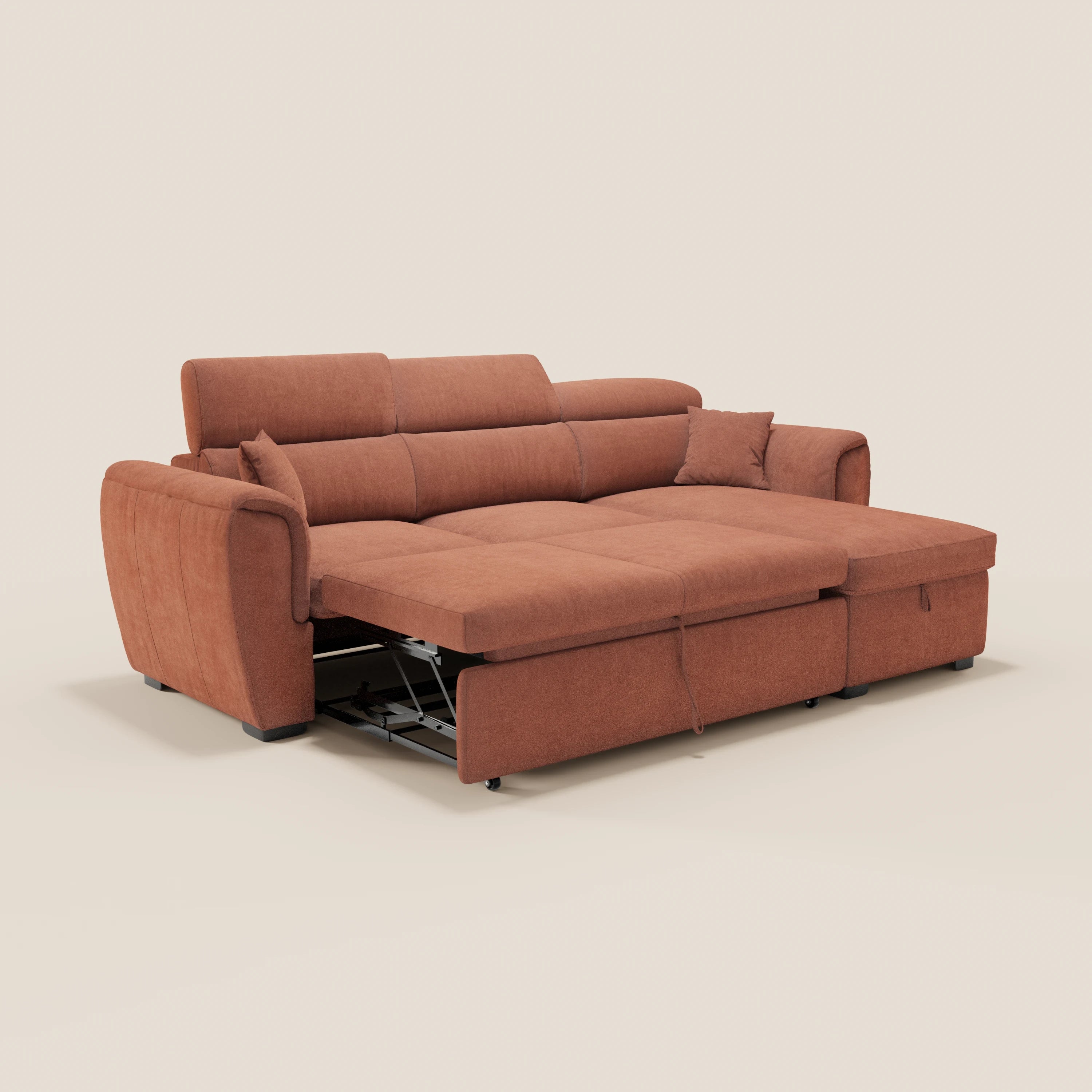 Il modello Titano di Divani.Store è un divano letto color ruggine dotato di chaise longue reversibile, poggiatesta regolabili, letto estraibile, vano contenitore, braccioli imbottiti, due cuscini decorativi e tessuto antimacchia; nella foto è raffigurato con la chaise longue sul lato destro su uno sfondo a tinta unita.