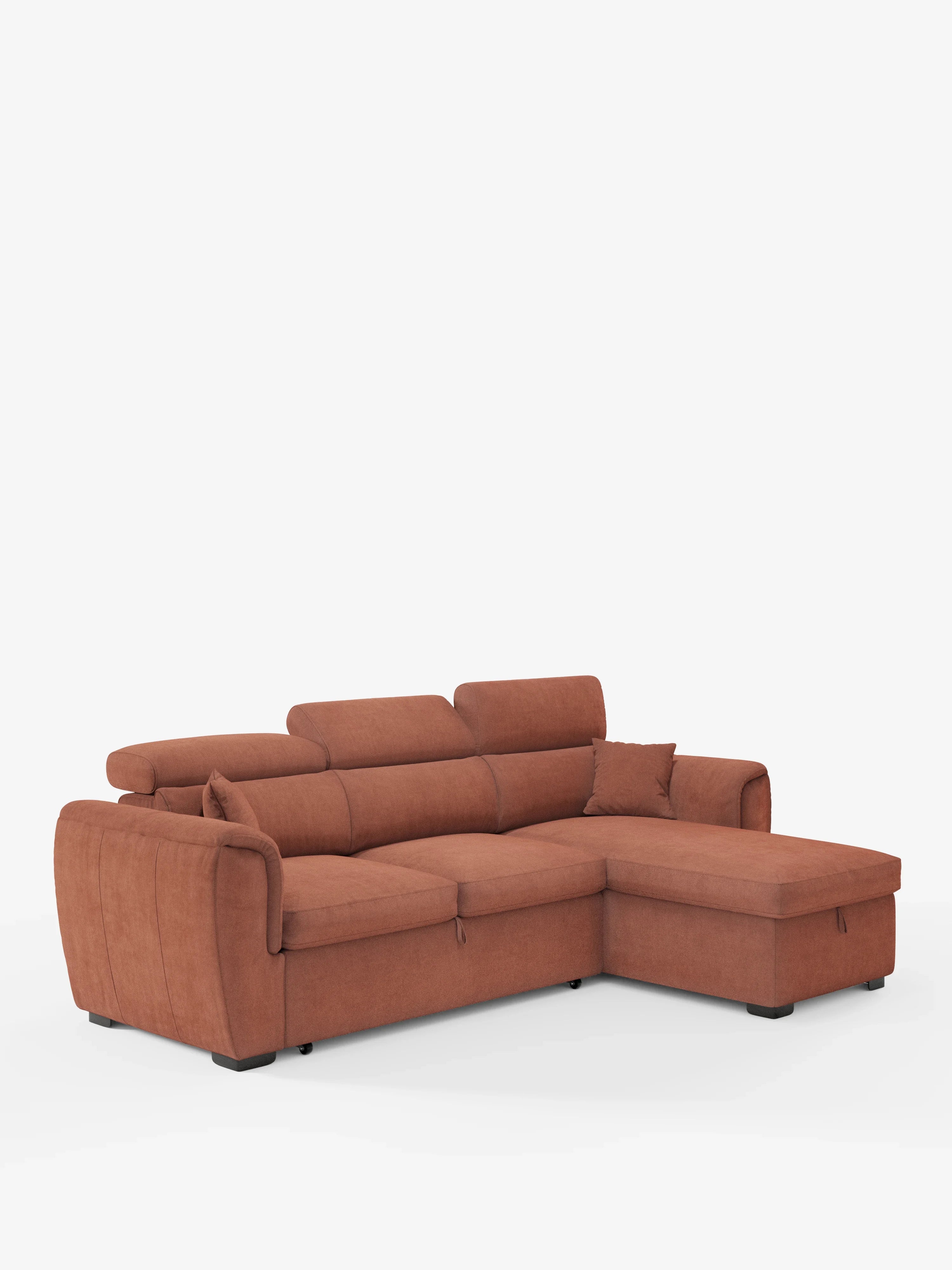 Un moderno divano letto Titano con penisola reversibile e contenitore di Divani.Store, rivestito in tessuto antimacchia color ruggine, poggia su gambe a blocco scure. Questo divano contemporaneo è dotato di tre cuscini di seduta, ampi braccioli imbottiti, morbidi cuscini dello schienale con poggiatesta reclinabili e una chaise longue reversibile con contenitore integrato ed elemento estensibile. Lo sfondo è bianco a tinta unita.