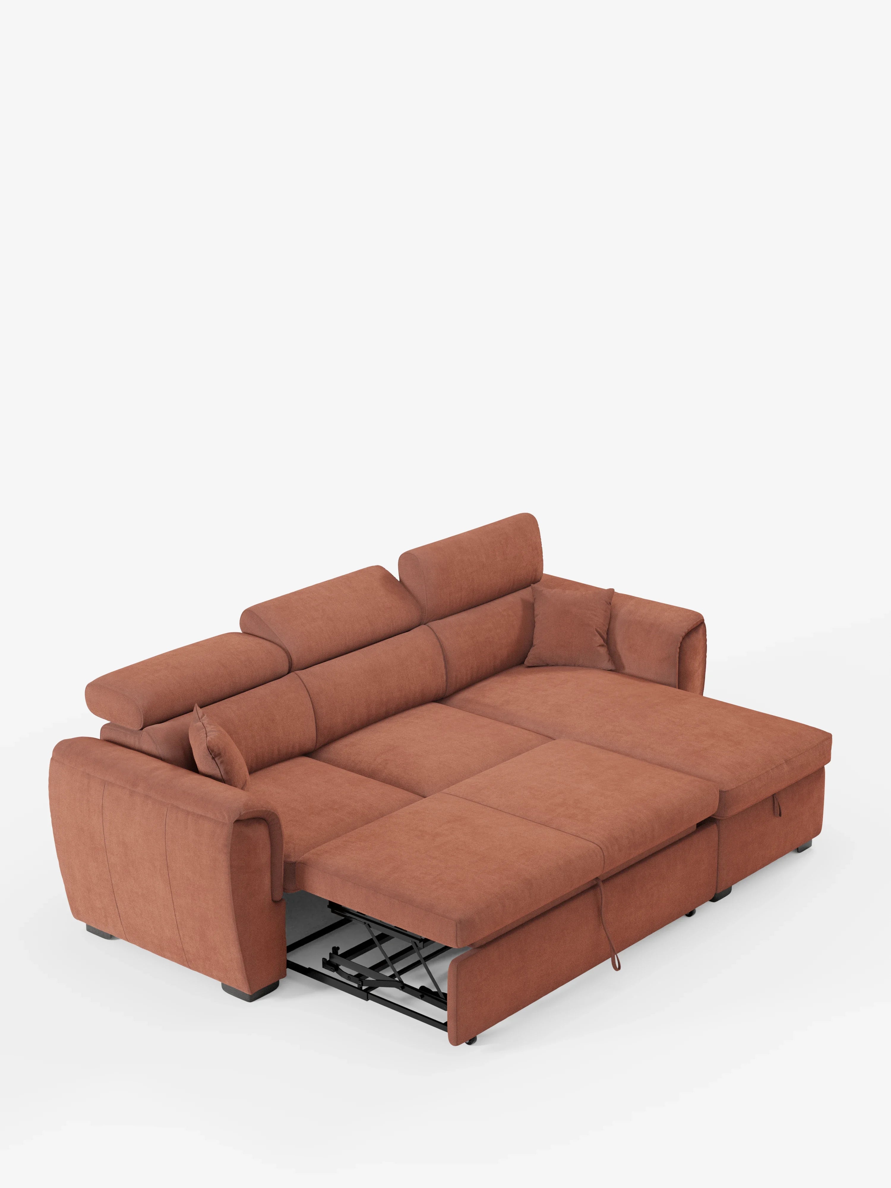 Il divano letto Titano con penisola reversibile e contenitore di Divani.Store, qui raffigurato in tessuto color ruggine e resistente alle macchie, è dotato di poggiatesta regolabili ed è parzialmente aperto in modalità letto. La struttura metallica del letto e l’estensione del materasso sono visibili nella parte anteriore, mentre questo divano moderno con chaise longue presenta ampi braccioli e due cuscini coordinati. Lo sfondo è bianco a tinta unita.