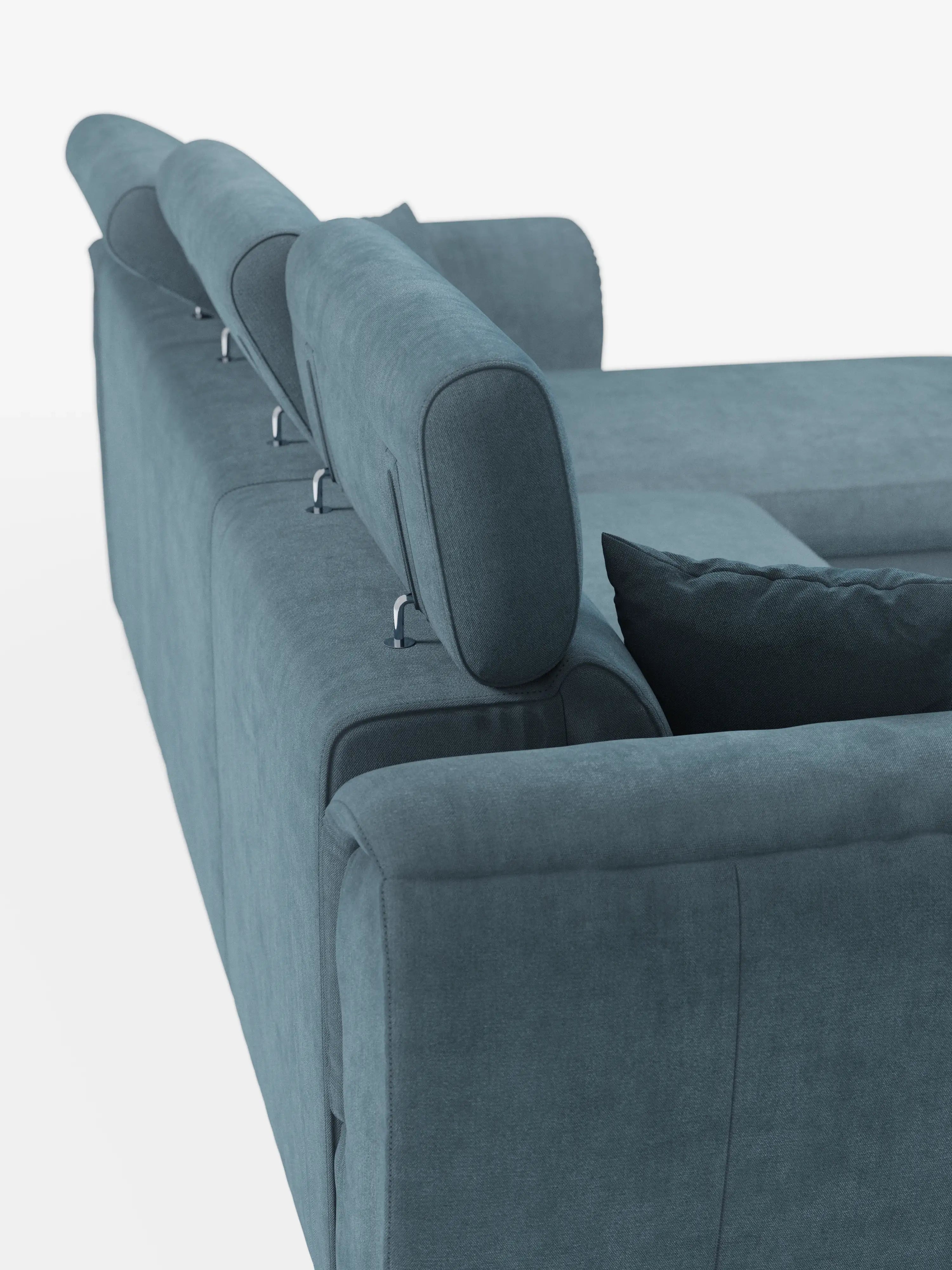 Una vista laterale ravvicinata del divano letto Titano con penisola reversibile e contenitore di Divani.Store, rivestito in tessuto facile da pulire, con poggiatesta regolabili e un cuscino abbinato, presentato su uno sfondo bianco a tinta unita. Questo moderno divano letto è caratterizzato da un elemento estraibile, da un rivestimento liscio e da linee pulite e contemporanee che ne sottolineano l'elegante design.