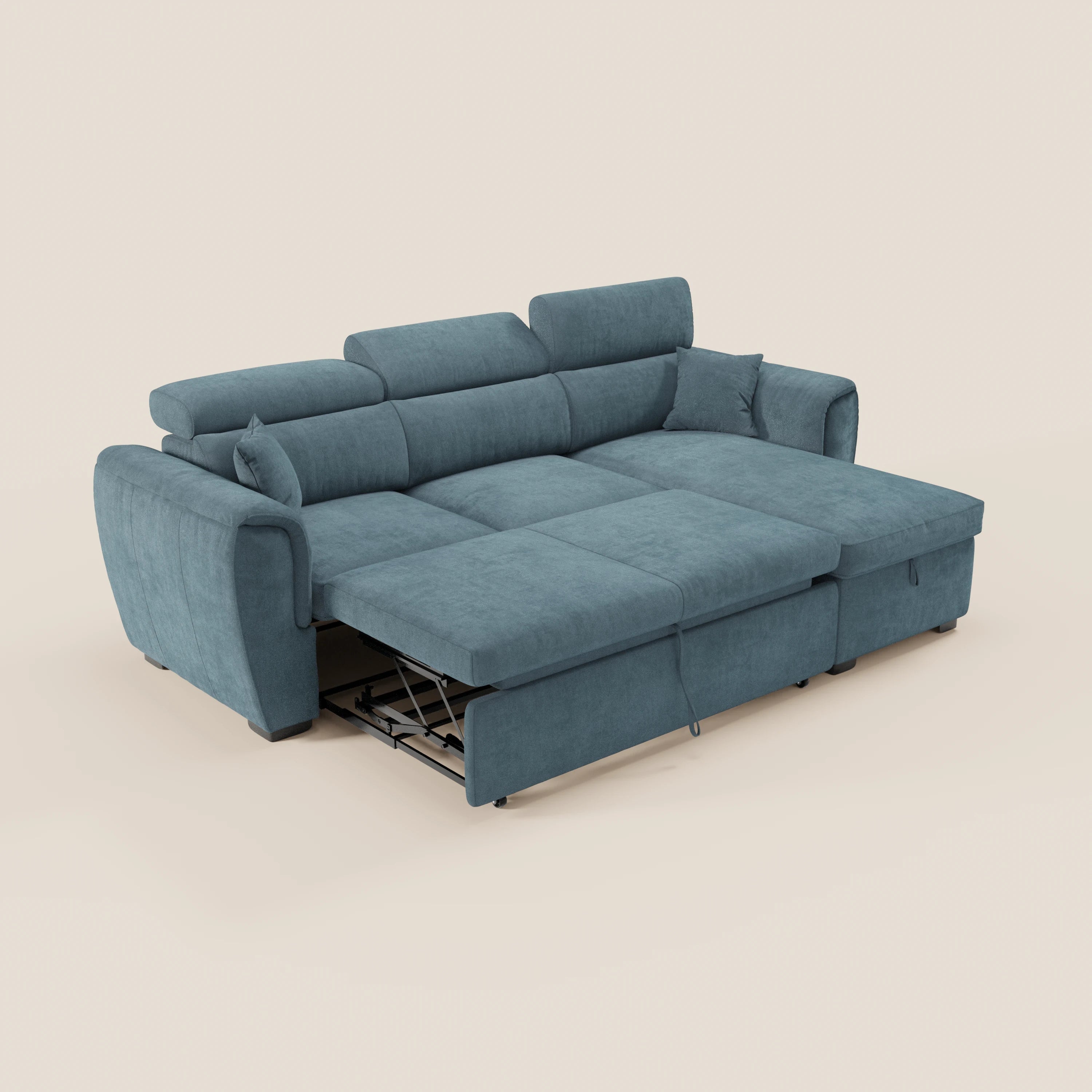 Il divano letto Titano con penisola reversibile di Divani.Store è dotato di poggiatesta reclinabili, contenitore, elemento estraibile in tessuto smacchiabile e viene fornito con due cuscini quadrati coordinati. Nell’immagine è raffigurato aperto come letto, con i supporti in metallo, su uno sfondo beige.