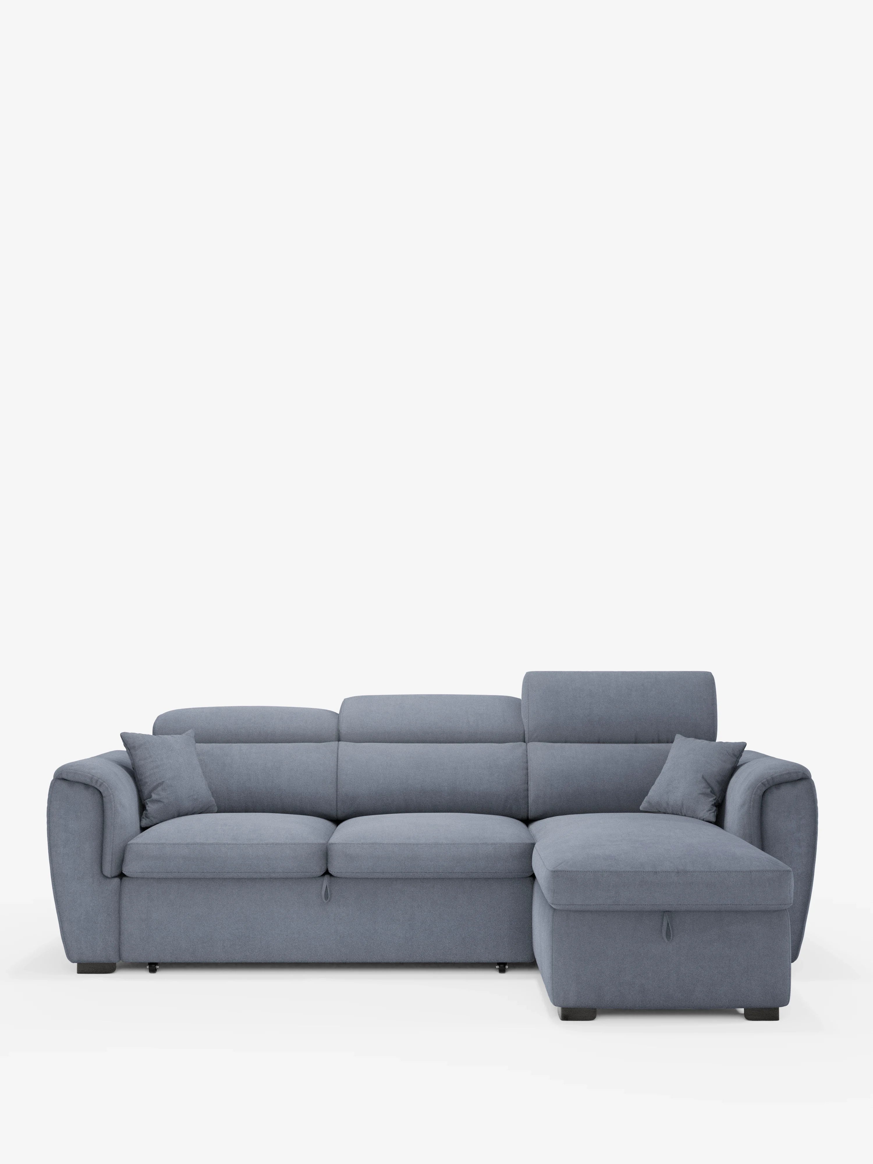 Il divano letto Titano con penisola reversibile, contenitore, poggiatesta reclinabili ed elemento estraibile in tessuto smacchiabile di Divani.Store è un divano moderno di colore azzurro caratterizzato da morbidi cuscini, braccioli bassi e una chaise longue reversibile. Due cuscini decorativi coordinati sono posizionati alle due estremità. Questo divano contemporaneo poggia su piedini neri corti ed è presentato su uno sfondo bianco a tinta unita.