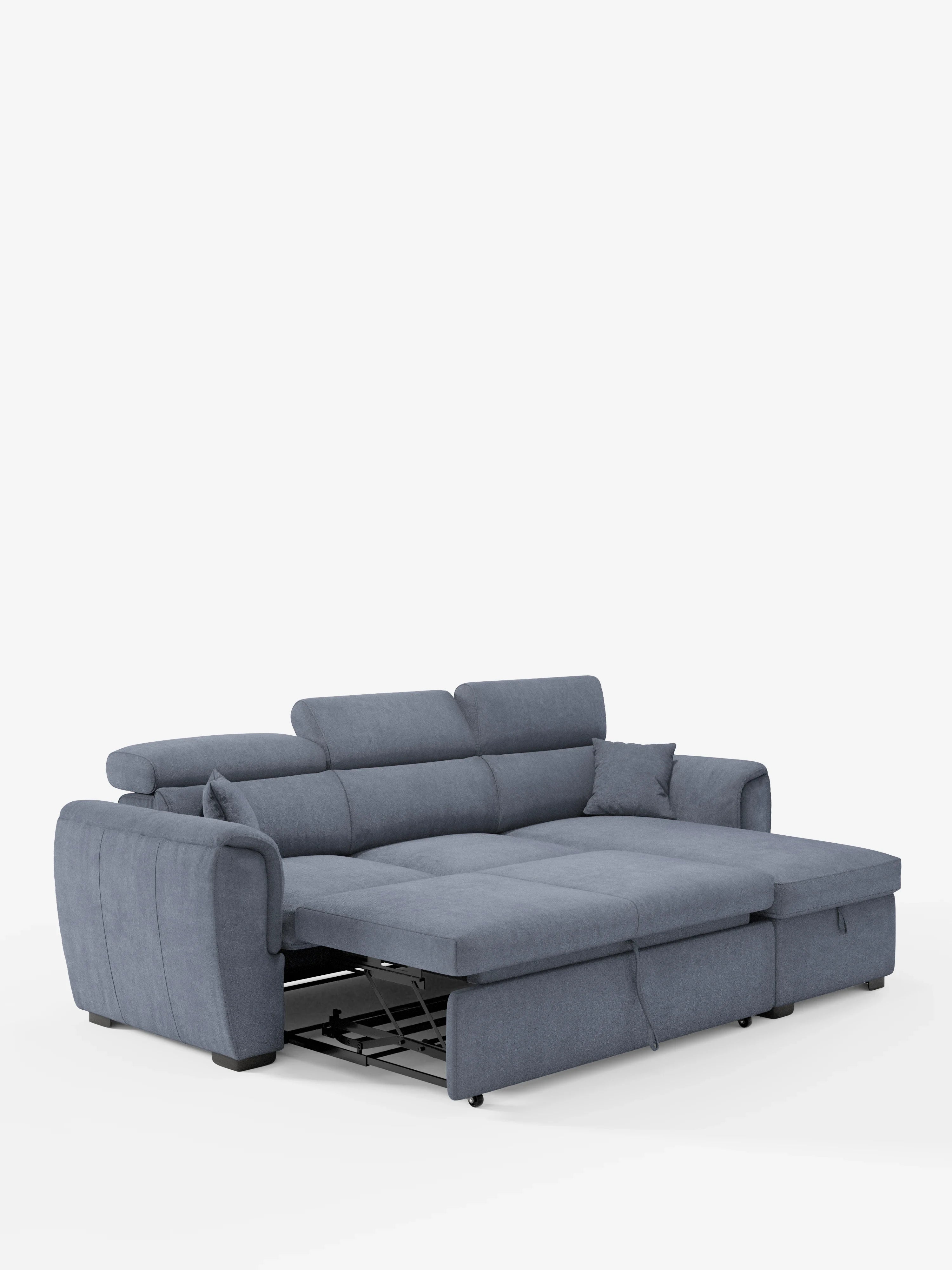 Un divano letto Titano in stile contemporaneo con penisola reversibile e contenitore, firmato Divani.Store, dotato di poggiatesta regolabili, letto estraibile e chaise longue reversibile. Il divano è rivestito in tessuto antimacchia, con morbidi cuscini e braccioli imbottiti. Poggia su piccoli piedini neri su uno sfondo bianco a tinta unita.