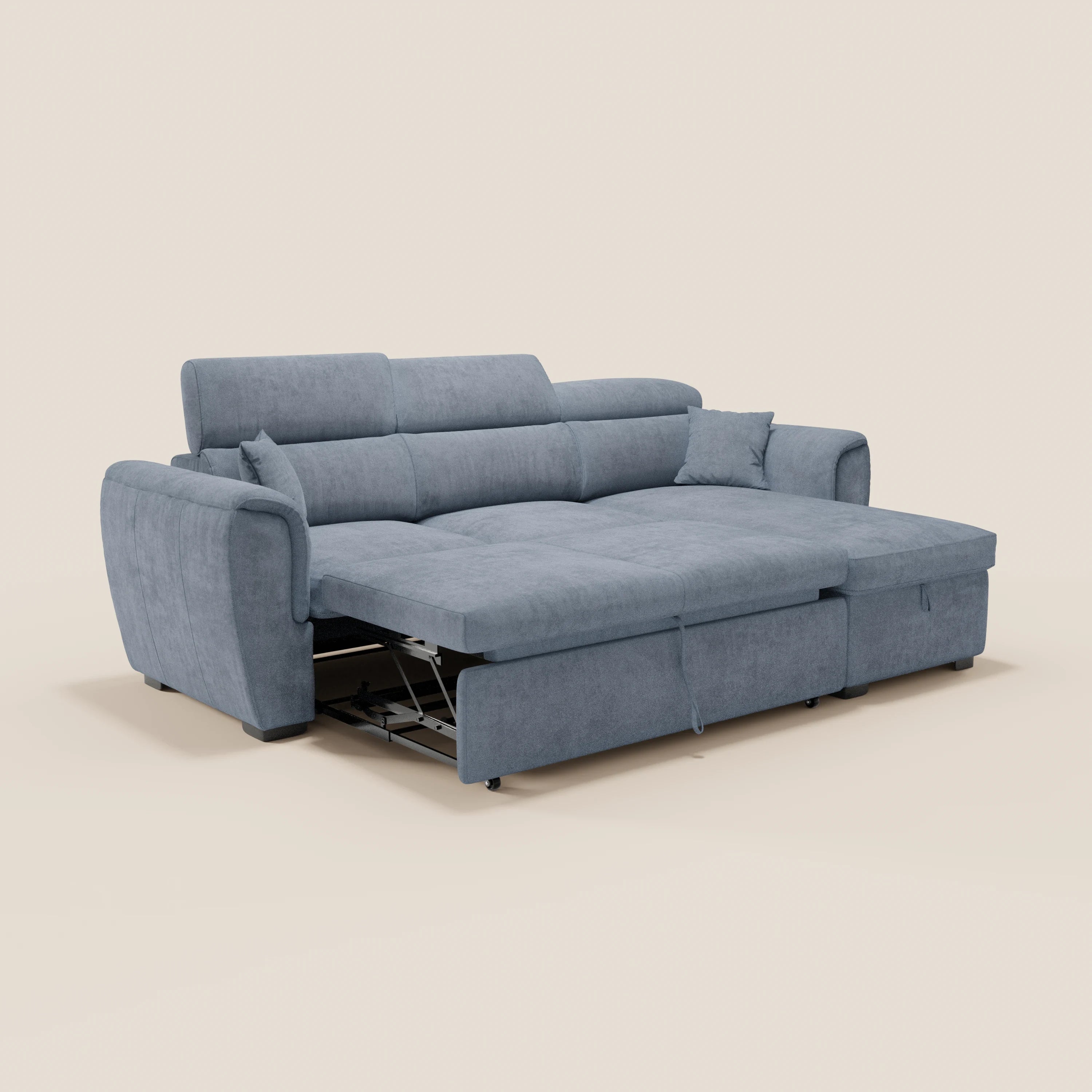 Un moderno divano letto Titano con penisola reversibile e contenitore di Divani.Store, rivestito in tessuto facile da pulire e accompagnato da due piccoli cuscini coordinati, è esposto su uno sfondo chiaro. L'elemento estraibile del divano trasforma la parte inferiore in un letto, rivelando i supporti metallici nascosti sotto la seduta. Sia i braccioli imbottiti in modo generoso che i poggiatesta regolabili garantiscono un comfort superiore.