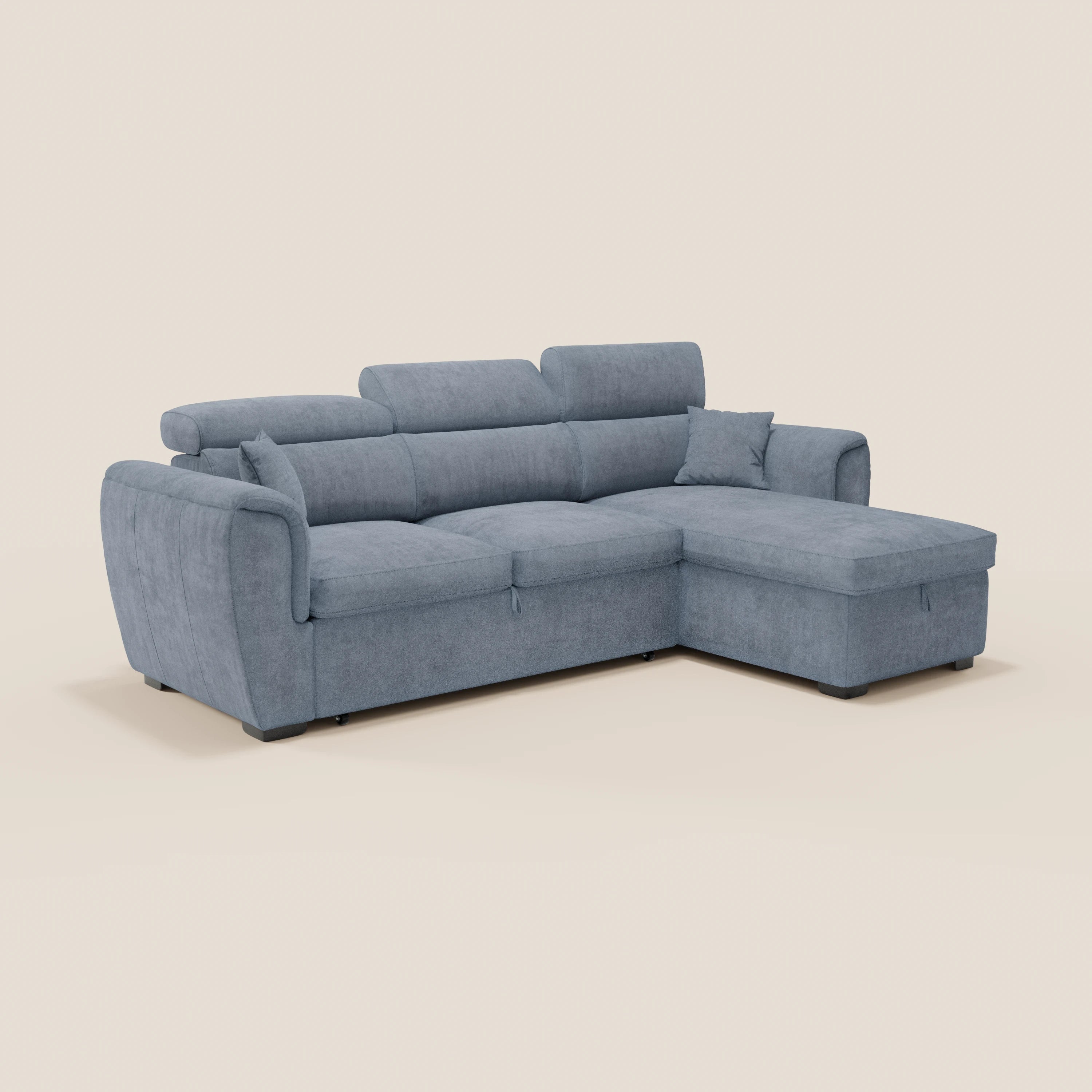 Vi presentiamo il divano letto Titano con penisola reversibile e contenitore di Divani.Store: un divano contemporaneo nei toni del grigio-blu, dotato di morbidi cuscini, poggiatesta regolabili, una chaise longue reversibile e un piccolo cuscino coordinato. Questo complemento d’arredo moderno è caratterizzato da gambe corte nere ed è rivestito in tessuto antimacchia, che risalta su uno sfondo chiaro a tinta unita.