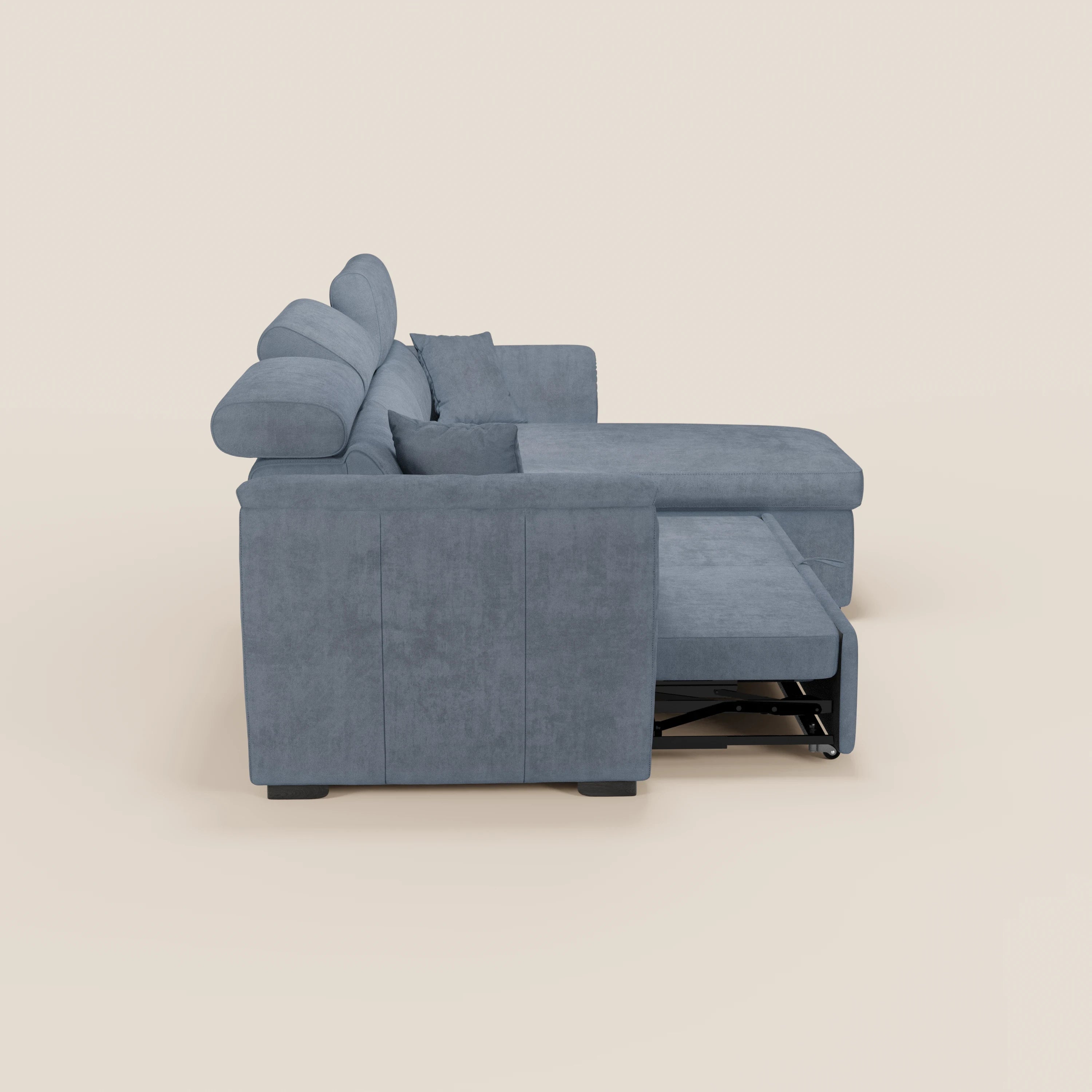 Vista laterale del divano letto Titano con penisola reversibile e contenitore di Divani.Store, presentato in un moderno tessuto grigio con poggiatesta regolabili e una sezione letto estraibile allungata, su uno sfondo beige a tinta unita. Questo divano contemporaneo è caratterizzato da morbidi cuscini, rivestimento antimacchia e un design elegante che garantisce un comfort versatile.