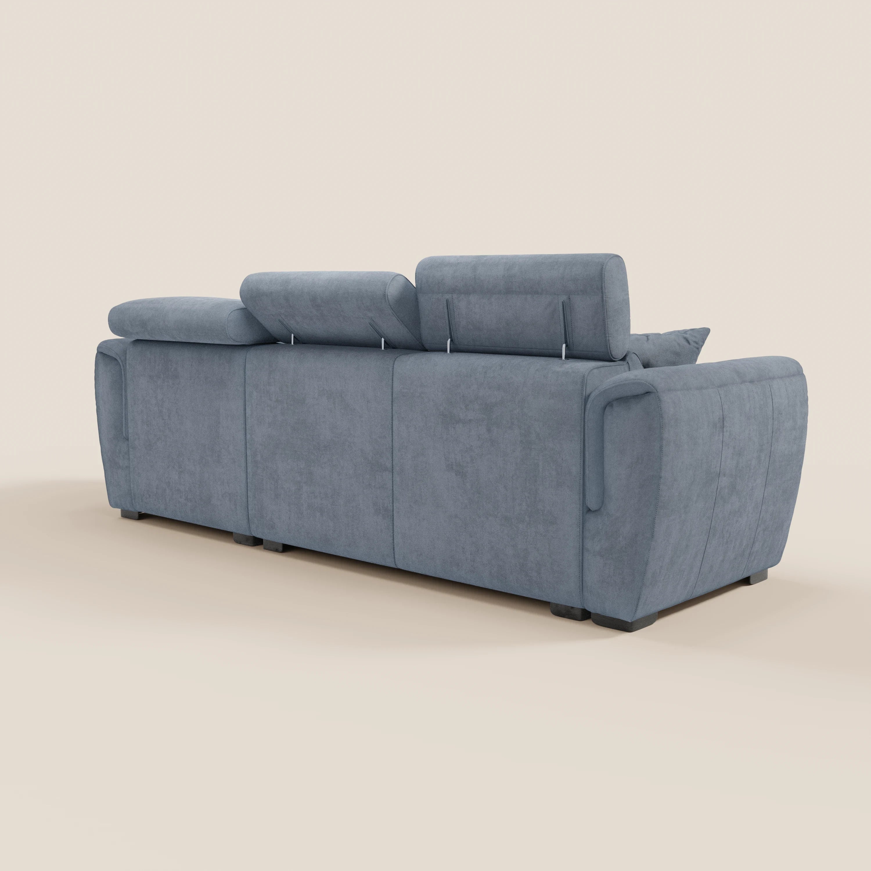 Il divano letto Titano con penisola reversibile, contenitore, poggiatesta reclinabili ed elemento estraibile in tessuto smacchiabile di Divani.Store è presentato nella vista posteriore, rivestito in un moderno tessuto azzurro. Il divano, o divano moderno, è composto da tre sezioni con poggiatesta regolabili e morbidi braccioli su entrambi i lati. Poggia su bassi piedini neri, che risaltano su un semplice sfondo beige chiaro.