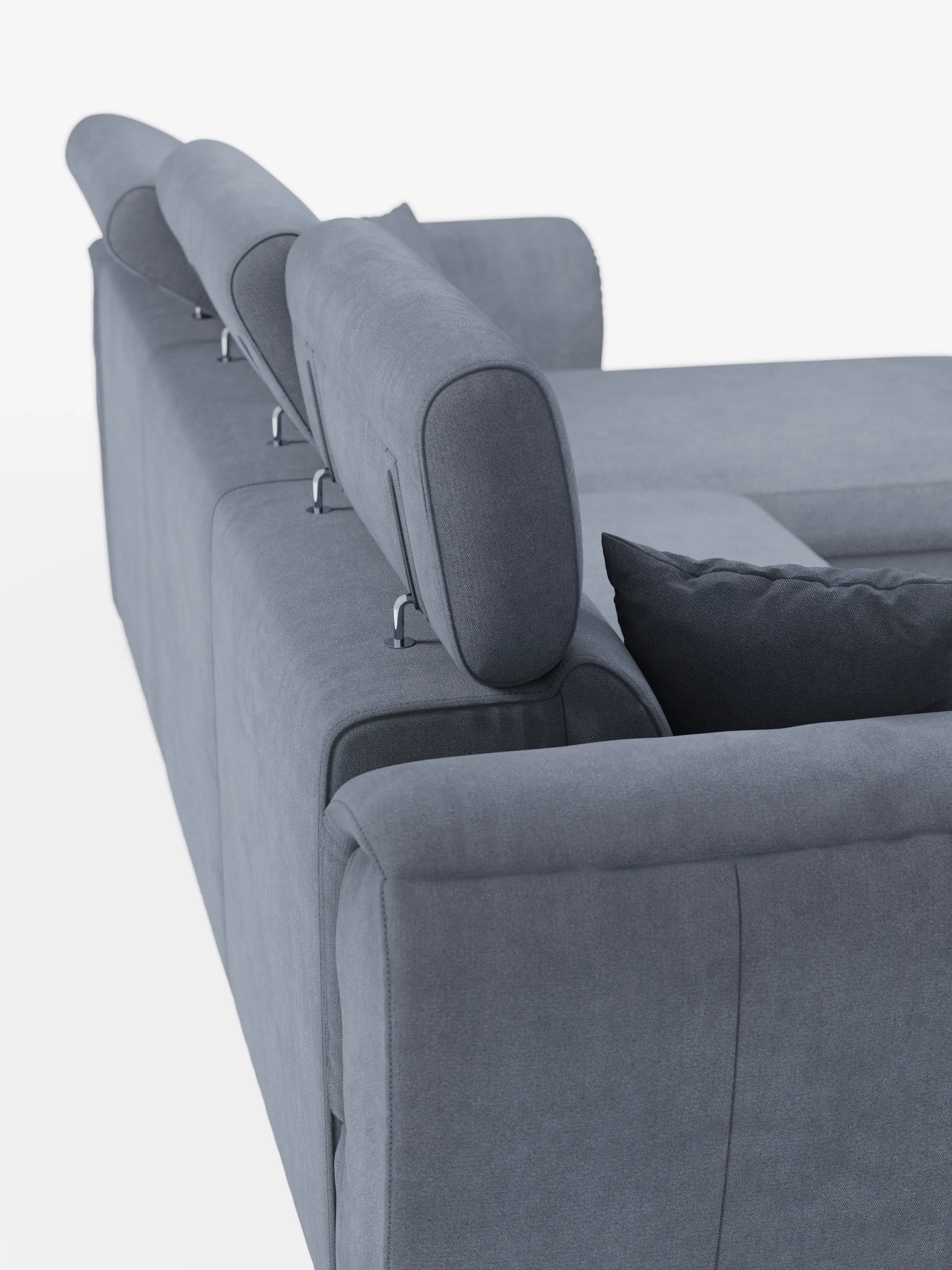 Primo piano del divano letto Titano con penisola reversibile e contenitore, poggiatesta reclinabili ed elemento estraibile in tessuto smacchiabile di Divani.Store. Questo moderno divano grigio è dotato di poggiatesta regolabili e di una chaise longue reversibile con contenitore integrato, il tutto rivestito in tessuto facile da pulire per garantire stile e comfort. Un cuscino grigio abbinato poggia sulla seduta, mentre lo sfondo bianco a tinta unita ne esalta il design elegante e minimalista.