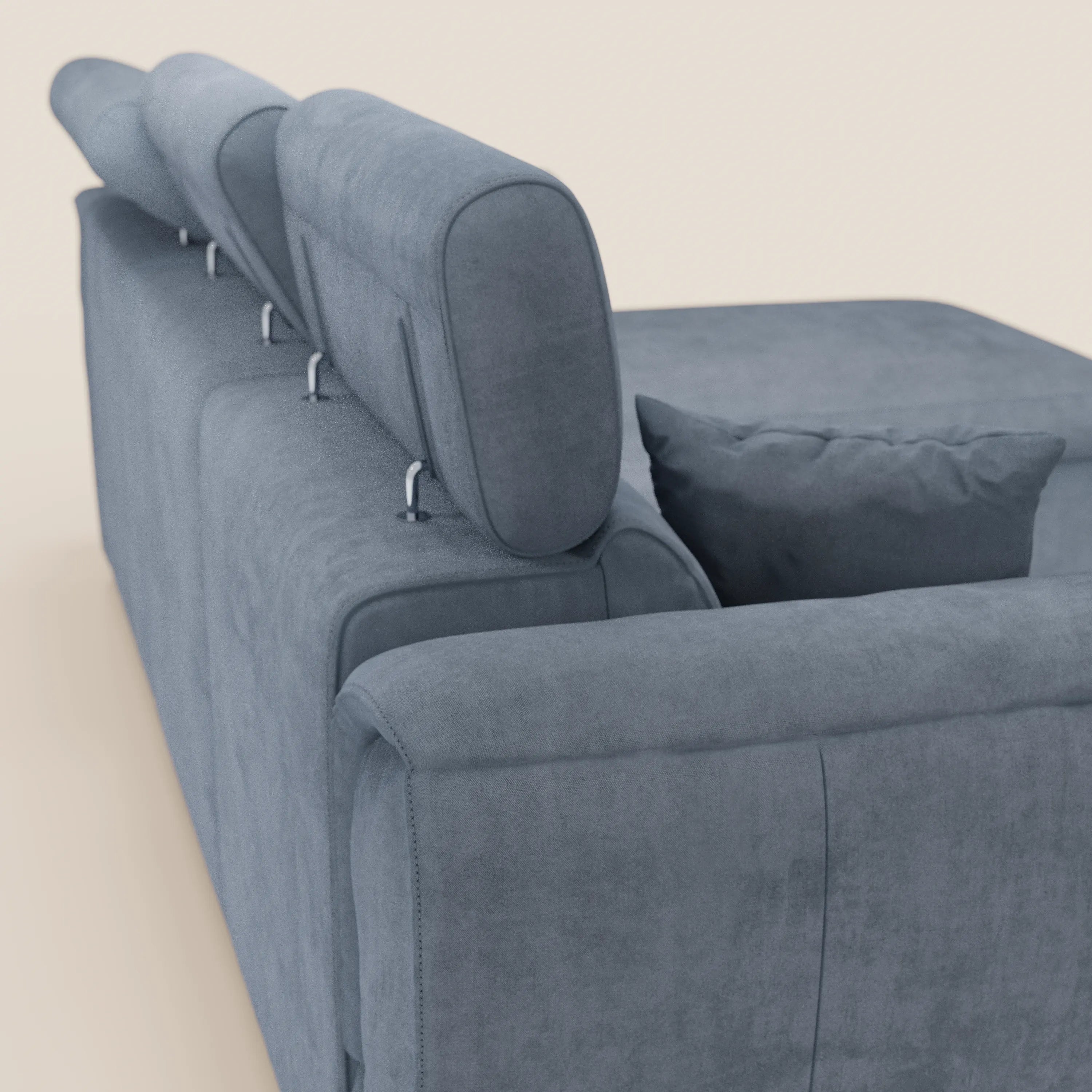Un divano letto contemporaneo nei toni del blu-grigio, modello “Titano” di Divani, con penisola reversibile, contenitore, poggiatesta reclinabili ed elemento estraibile in tessuto smacchiabile.Il prodotto è presentato da una prospettiva posteriore e laterale, mettendo in risalto i poggiatesta regolabili, il rivestimento in tessuto antimacchia, il cuscino incluso e le linee slanciate su uno sfondo chiaro e uniforme.