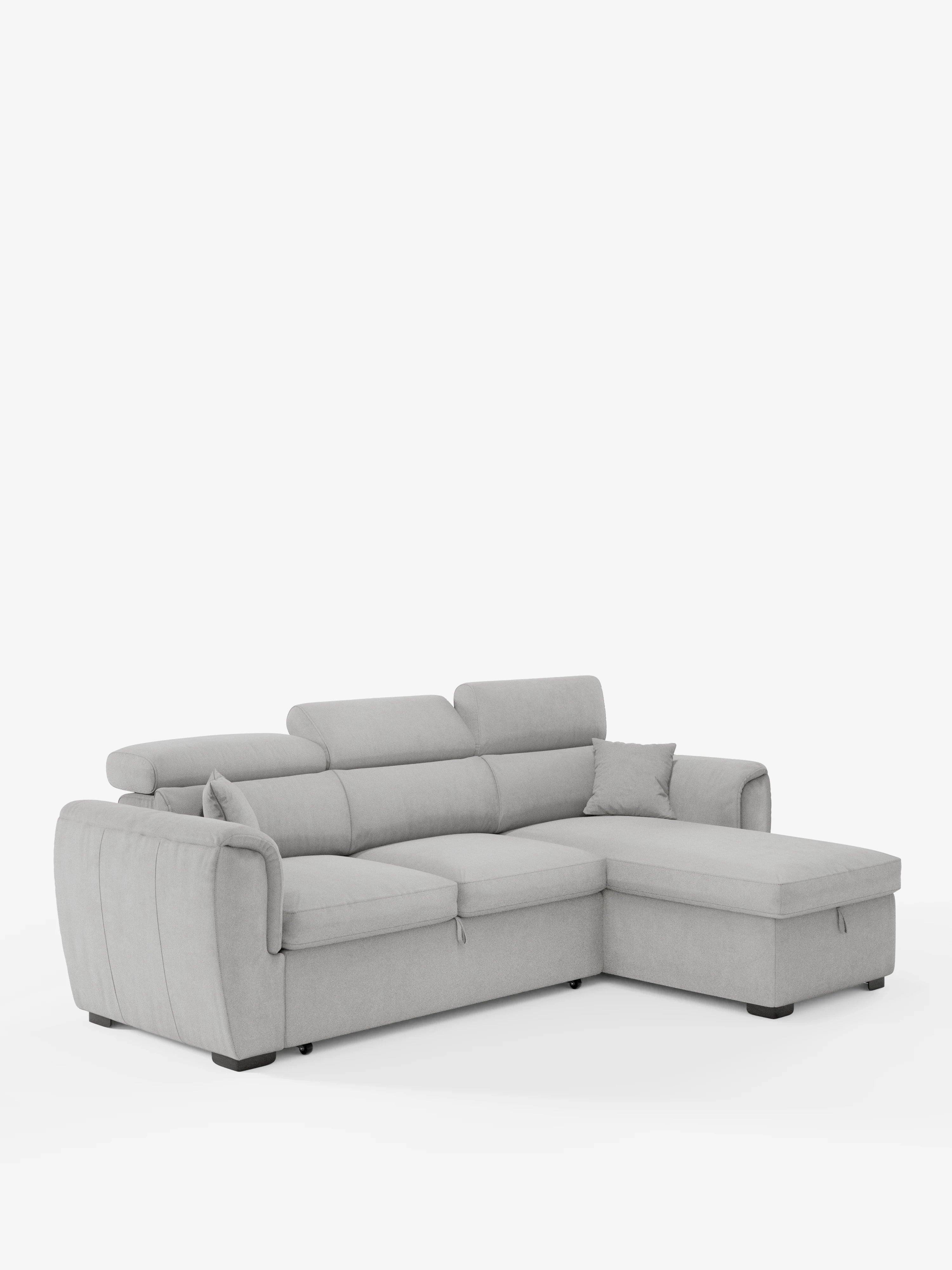 Il divano letto Titano di Divani.Store è un moderno divano a L di colore grigio chiaro, dotato di una chaise longue reversibile con vano portaoggetti integrato, poggiatesta regolabili, rivestimento in tessuto antimacchia, morbidi cuscini, piedini neri bassi e un elemento letto estraibile, il tutto su uno sfondo bianco a tinta unita.