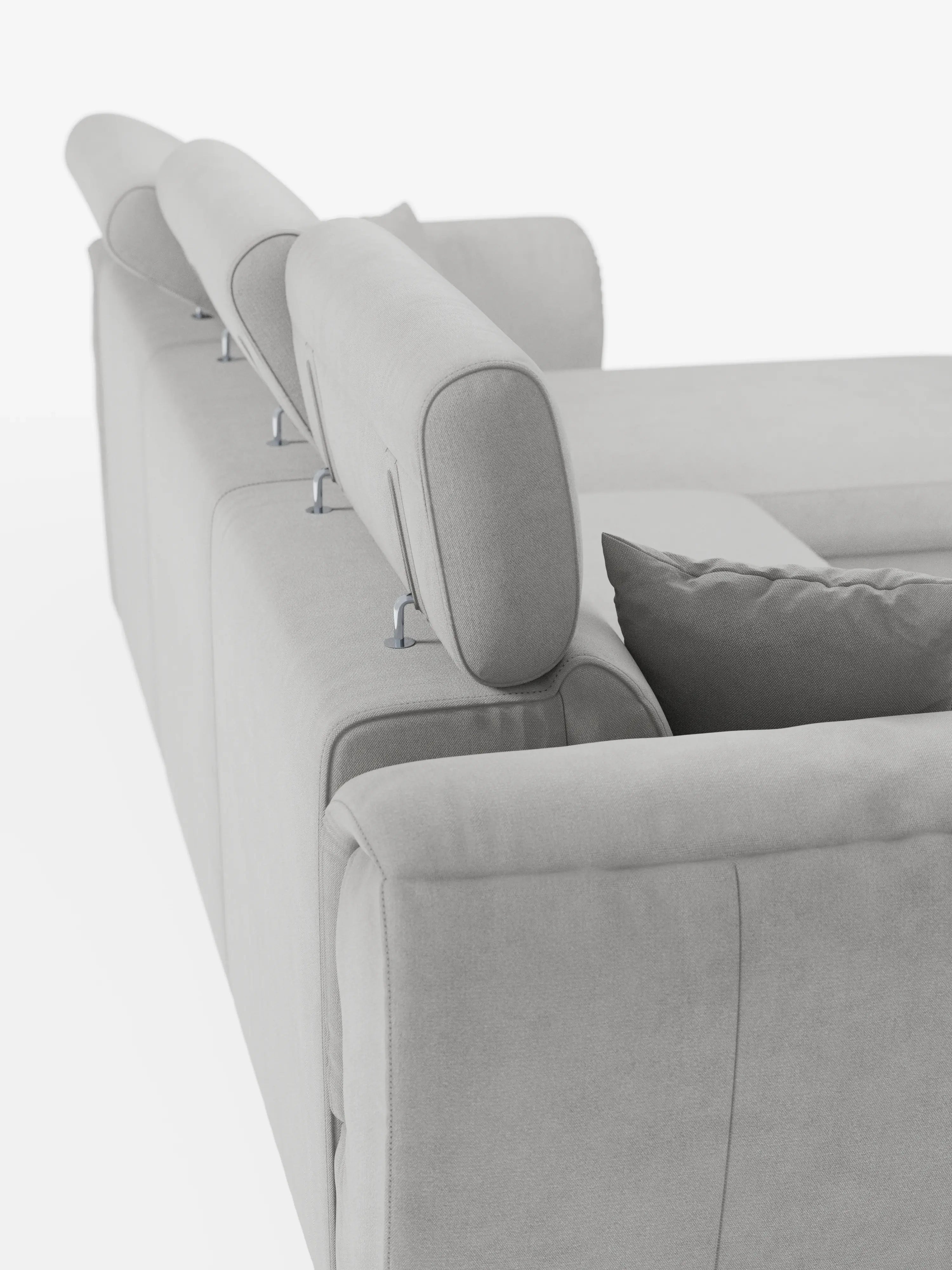 Il divano letto Titano di colore grigio chiaro con penisola reversibile di Divani.Store è raffigurato di retro, con tre poggiatesta regolabili sostenuti da eleganti aste metalliche argentate, linee pulite, morbidi cuscini e un cuscino coordinato. Lo sfondo è bianco a tinta unita.