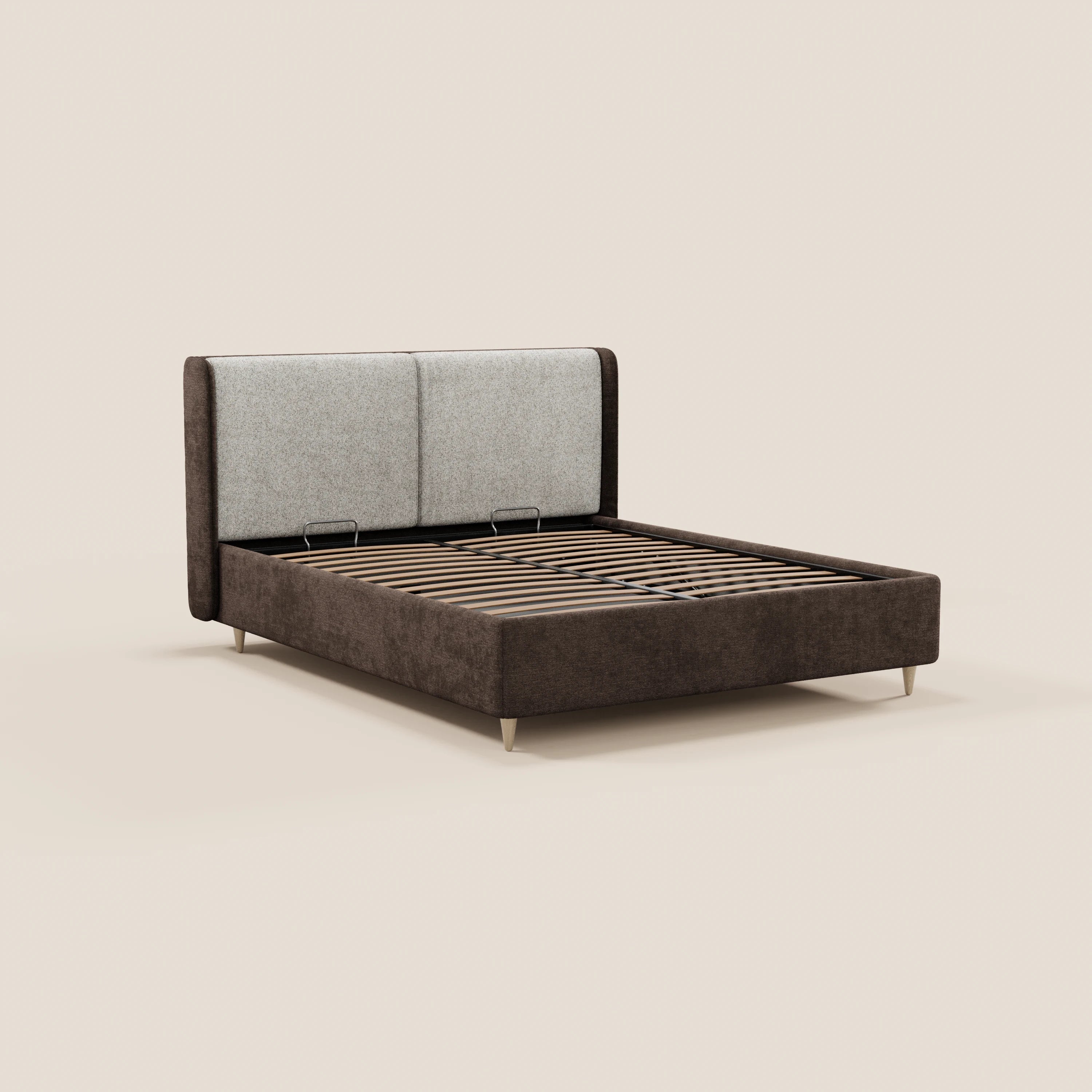 Il letto imbottito bicolore VALKIRIA di Letti.store presenta una testiera curva avvolgente con cuscini imbottiti, una base marrone, doghe in legno a vista, gambe metalliche angolate e un pratico vano contenitore. Il tutto su uno sfondo beige a tinta unita.