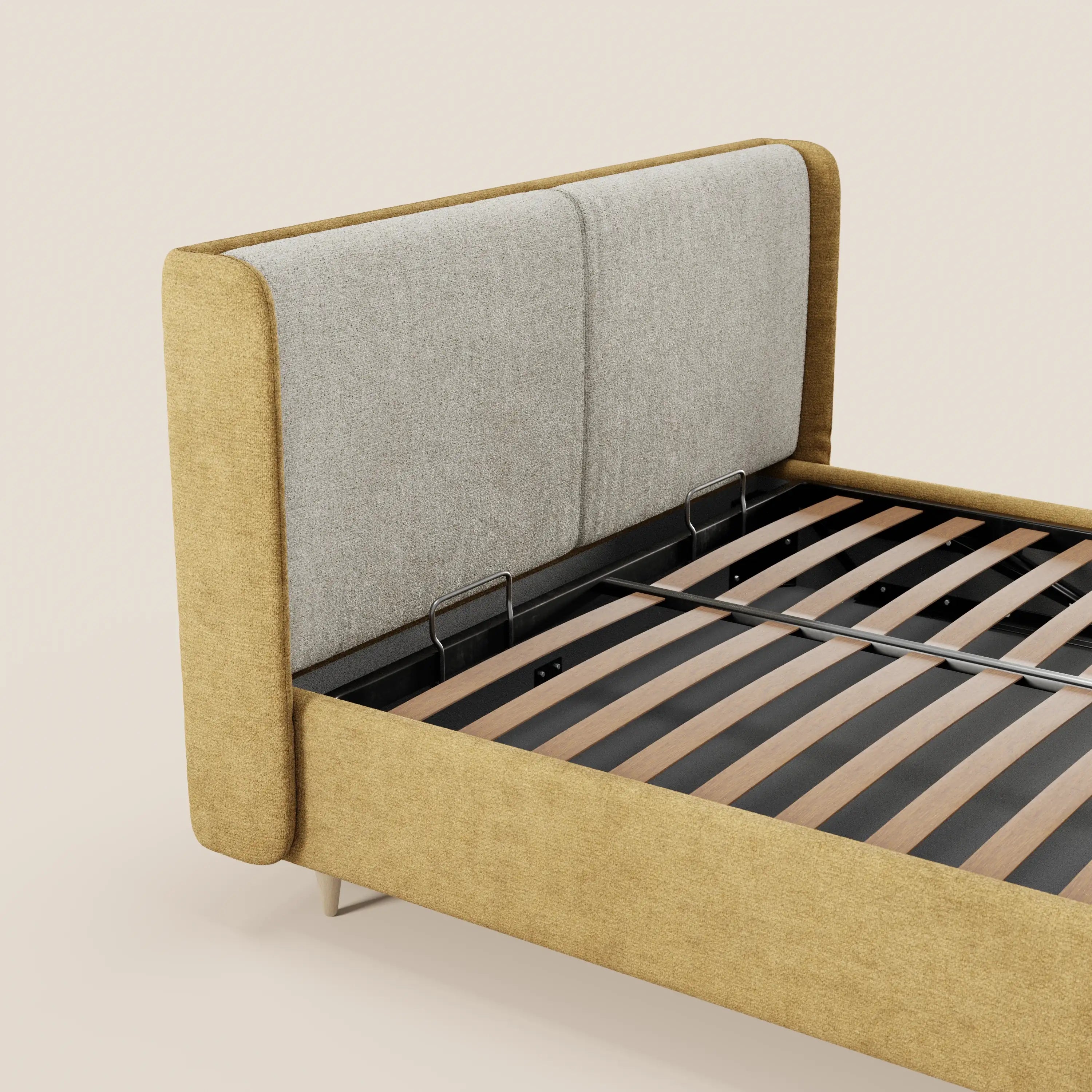 Il letto imbottito VALKIRIA di Letti.store presenta una base bicolore giallo senape e una testiera alta e imbottita di colore grigio chiaro dal design curvo, doghe in legno, supporti in metallo e vano contenitore. Materasso e biancheria da letto non inclusi.