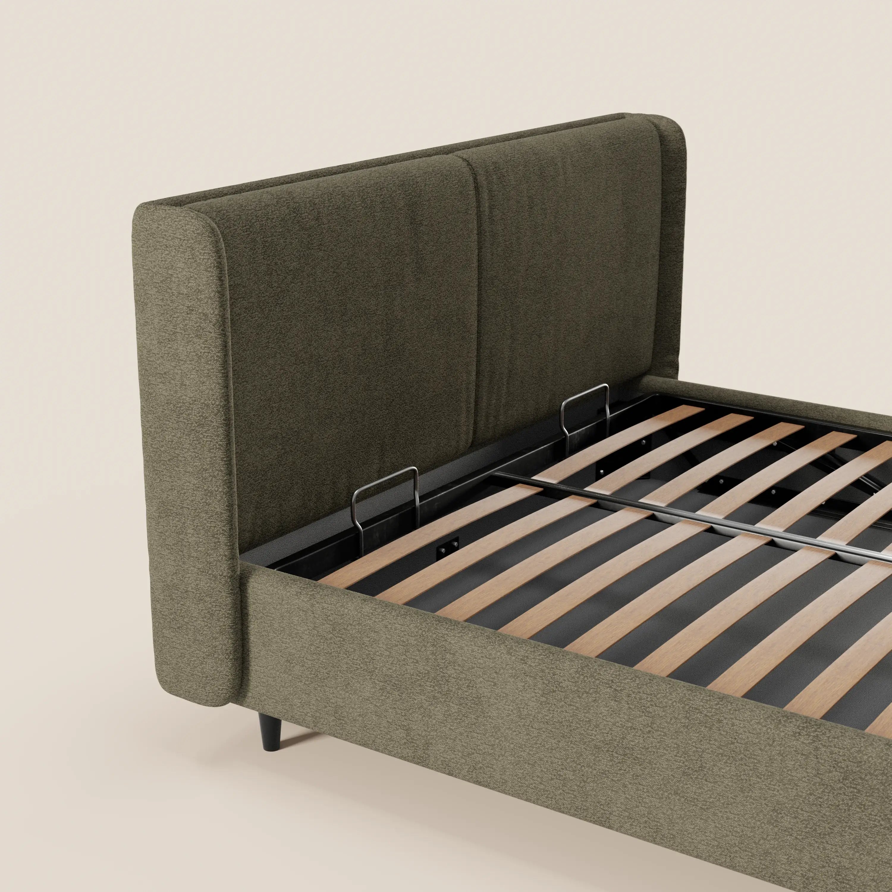 Il letto di design VALKIRIA di Letti.store, qui raffigurato in tessuto verde oliva certificato Oeko-Tex®, presenta una testiera imbottita avvolgente con 2 morbidi cuscini, doghe in legno, gambe basse nere e una base contenitore integrata. Materasso e biancheria da letto non inclusi.
