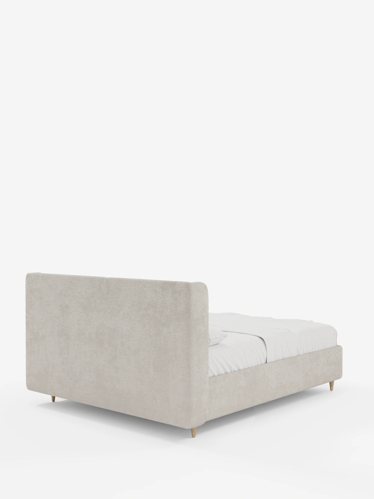 Letto imbottito bicolore VALKIRIA color beige chiaro con contenitore - cuscini dello schienale e testiera curva avvolgente, ripreso da un angolo posteriore, caratterizzato da una testiera curva, una base a profilo ribassato su piccoli piedini in legno e biancheria da letto bianca.