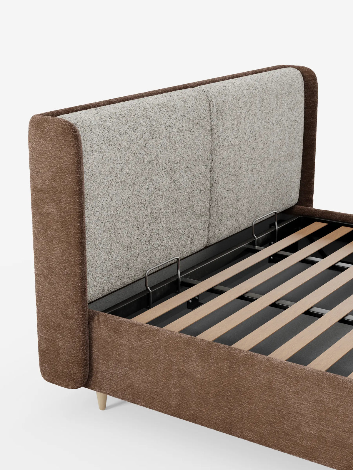 Il letto imbottito bicolore VALKIRIA con contenitore presenta una testiera curva in tessuto grigio chiaro screziato che fa da contrappunto alla struttura marrone scuro, con una rete a doghe in legno e un vano contenitore, il tutto poggiato su piccole gambe in legno chiaro.