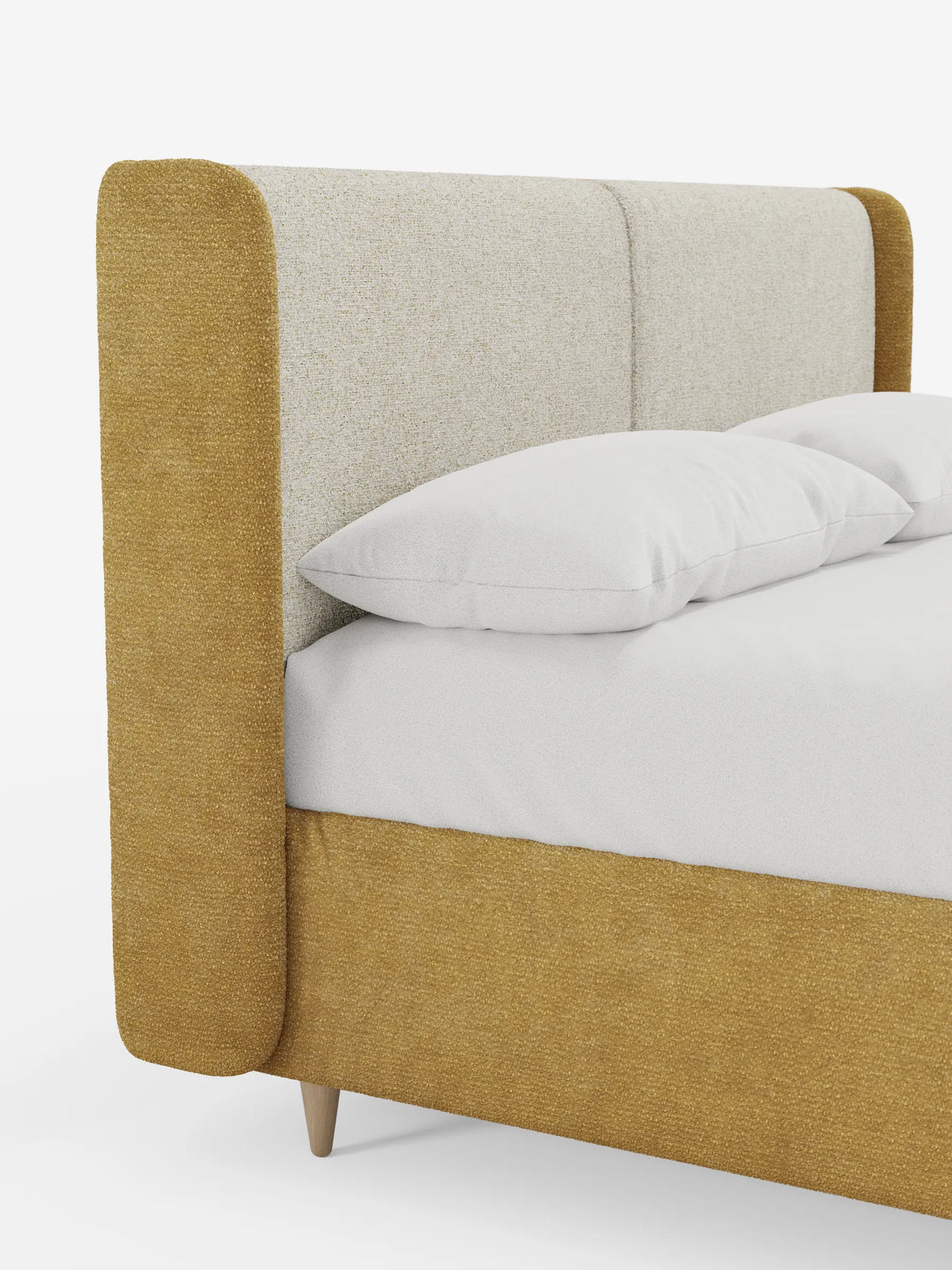 Il letto imbottito bicolore VALKIRIA con contenitore presenta una testiera ricurva, rivestita in tessuto bicolore giallo senape e bianco sporco, una struttura in tessuto coordinato con gambe in legno chiaro e biancheria da letto bianca su uno sfondo a tinta unita.