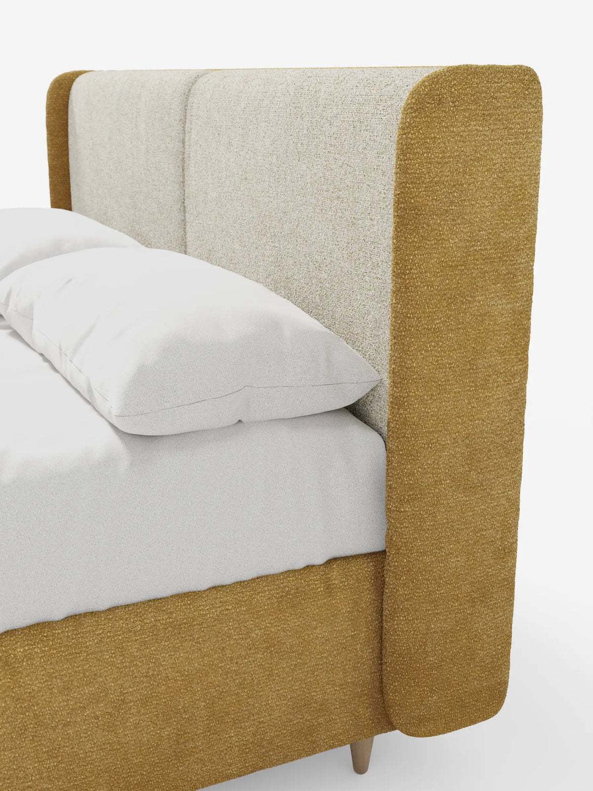 Un primo piano del letto imbottito bicolore VALKIRIA con contenitore, caratterizzato da una struttura imbottita dalla linea sinuosa color senape, con un pannello centrale beige chiaro a trama rigata e tessuto coordinato color senape lungo la base.