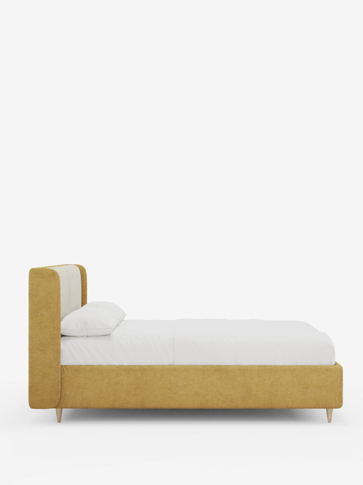 Vista laterale del letto imbottito bicolore VALKIRIA con contenitore - cuscini dello schienale e testiera curva avvolgente, caratterizzato da una testiera curva nei toni del giallo senape e del beige chiaro, lenzuola bianche, un unico cuscino e gambe corte in legno.