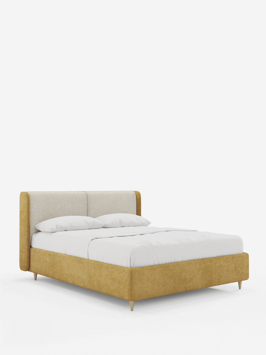 Letto imbottito bicolore VALKIRIA con contenitore, caratterizzato da una base in tessuto ocra e da una testiera curva bicolore con pannelli beige, due cuscini bianchi e gambe in legno affusolate di colore chiaro.