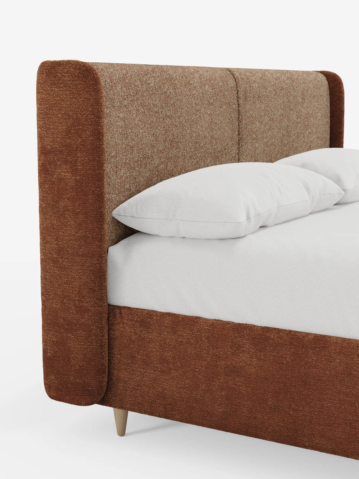 Il letto imbottito bicolore VALKIRIA con contenitore è un letto moderno caratterizzato da una struttura in tessuto marrone bicolore, una testiera imbottita ricurva, biancheria da letto bianca e piedini in legno chiaro su uno sfondo bianco a tinta unita.
