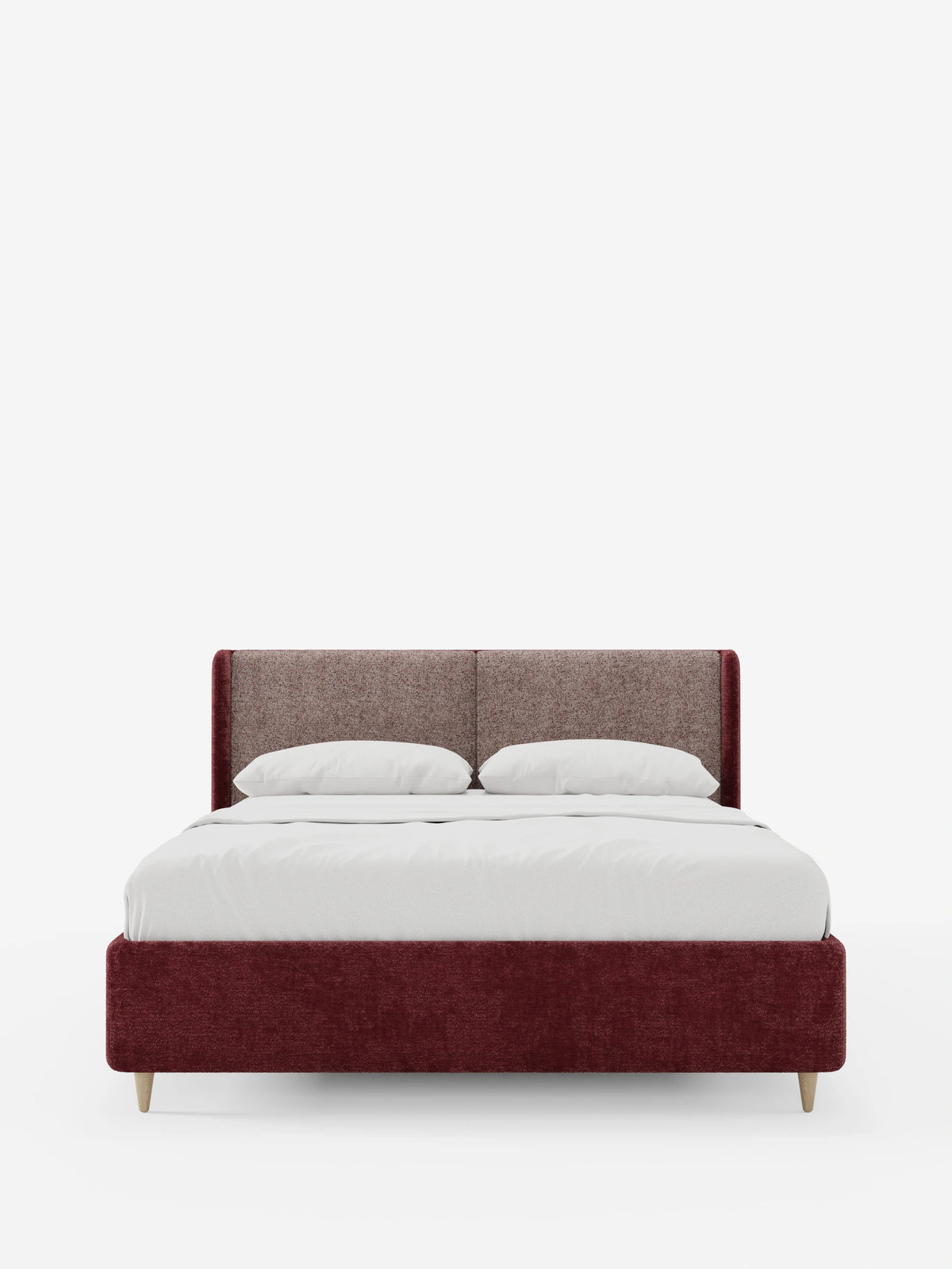 VALKIRIA, letto imbottito bicolore con contenitore - cuscini dello schienale e testiera curva avvolgente, caratterizzata da un'alta testiera curva bicolore nei toni del bordeaux e del marrone screziato, biancheria da letto bianca, struttura bordeaux e gambe in legno chiaro su sfondo bianco.