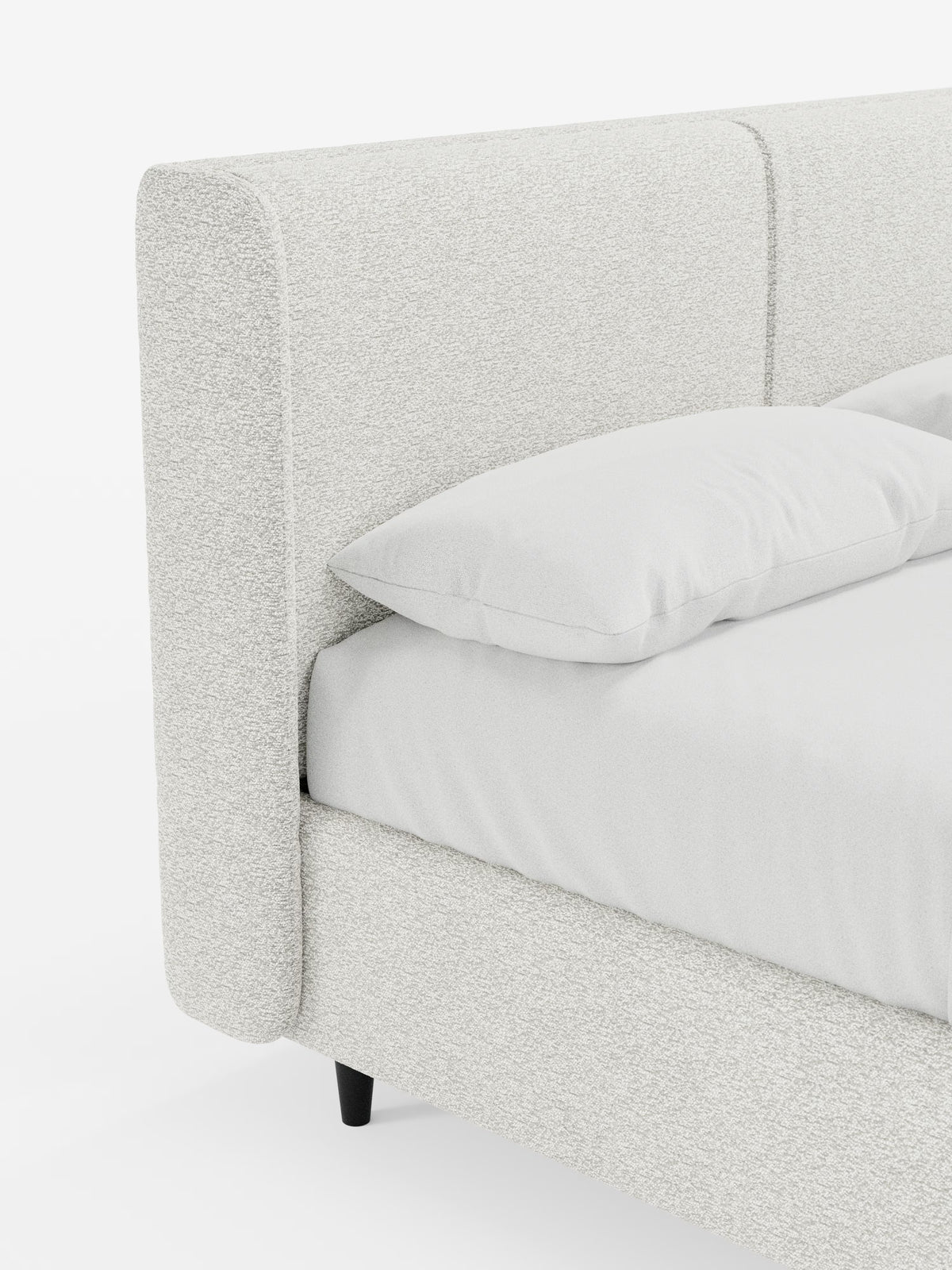Primo piano del letto di design VALKIRIA di Letti.store, un letto imbottito rivestito in tessuto bianco sporco testurizzato certificato Oeko-Tex®. Questo letto moderno si distingue per la testiera alta e avvolgente, con due cuscini imbottiti abbinati, e per il profilo ribassato che ne esalta il design contemporaneo. Sono visibili un cuscino e un materasso coordinati con un lenzuolo con angoli. Il letto poggia su gambe corte e nere su uno sfondo bianco a tinta unita ed è dotato di un pratico vano