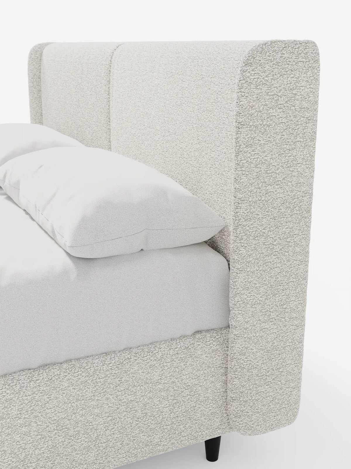 Il letto di design VALKIRIA con contenitore e testiera avvolgente presenta una testiera alta e ricurva in tessuto testurizzato grigio chiaro, due cuscini coordinati su biancheria da letto bianca e gambe corte e scure di forma cilindrica.