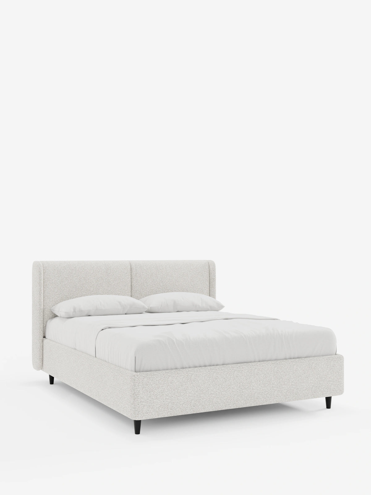 VALKIRIA, letto di design con contenitore e testiera avvolgente, caratterizzato da un’alta testiera curva in tessuto testurizzato grigio chiaro, rivestito con morbide lenzuola bianche e due soffici cuscini, e poggiato su gambe nere affusolate su uno sfondo bianco.