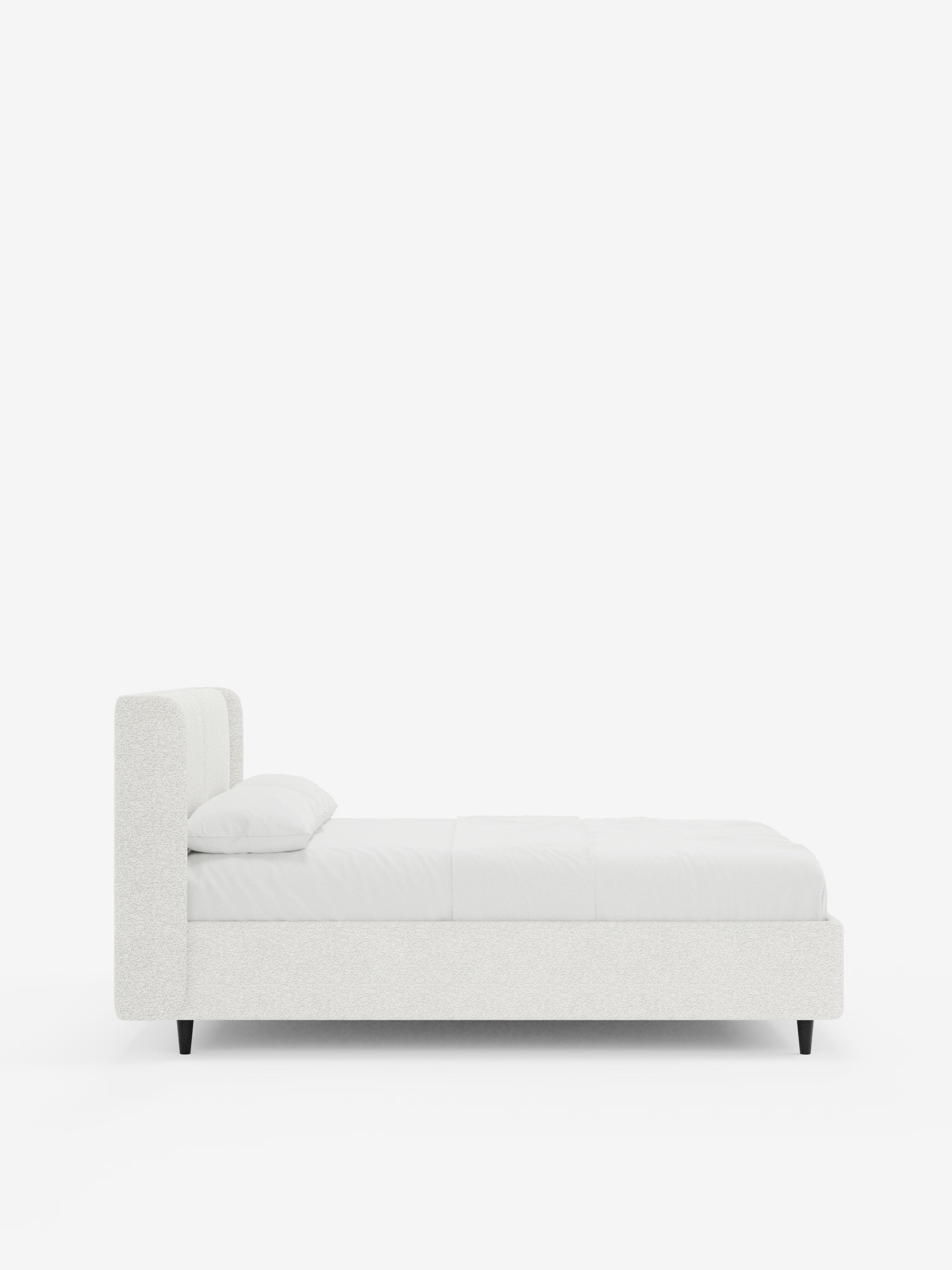L'immagine mostra il letto di design VALKIRIA con vano contenitore e testiera avvolgente di Letti.store, presentato in una moderna finitura bianca con profilo ribassato e testiera alta e avvolgente. Il letto presenta gambe nere ed è abbinato a biancheria da letto bianca e un unico cuscino su uno sfondo bianco a tinta unita. Il suo design contemporaneo, completato da due cuscini imbottiti e dal tessuto Oeko-Tex®, ne esalta l’estetica minimalista e contemporanea.