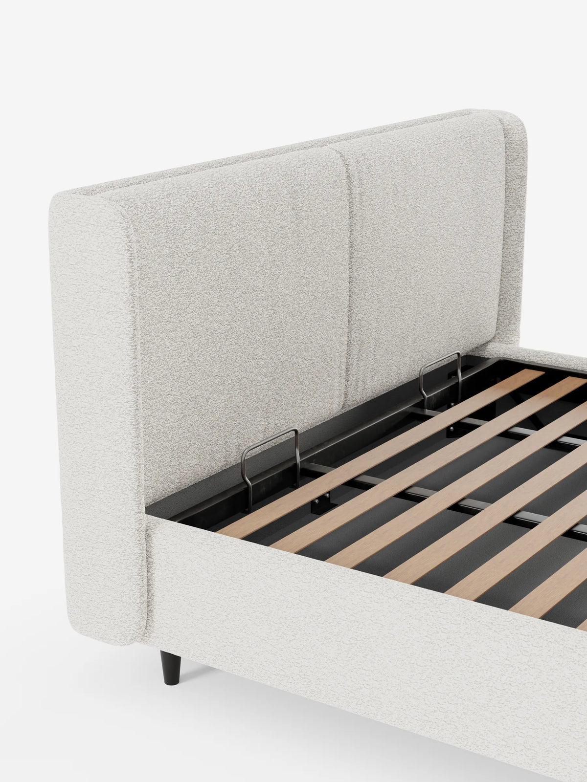 Un letto di design VALKIRIA color beige chiaro con contenitore e testiera avvolgente, caratterizzato da una testiera alta e ricurva con due pannelli imbottiti, doghe in legno a vista e gambe cilindriche scure.