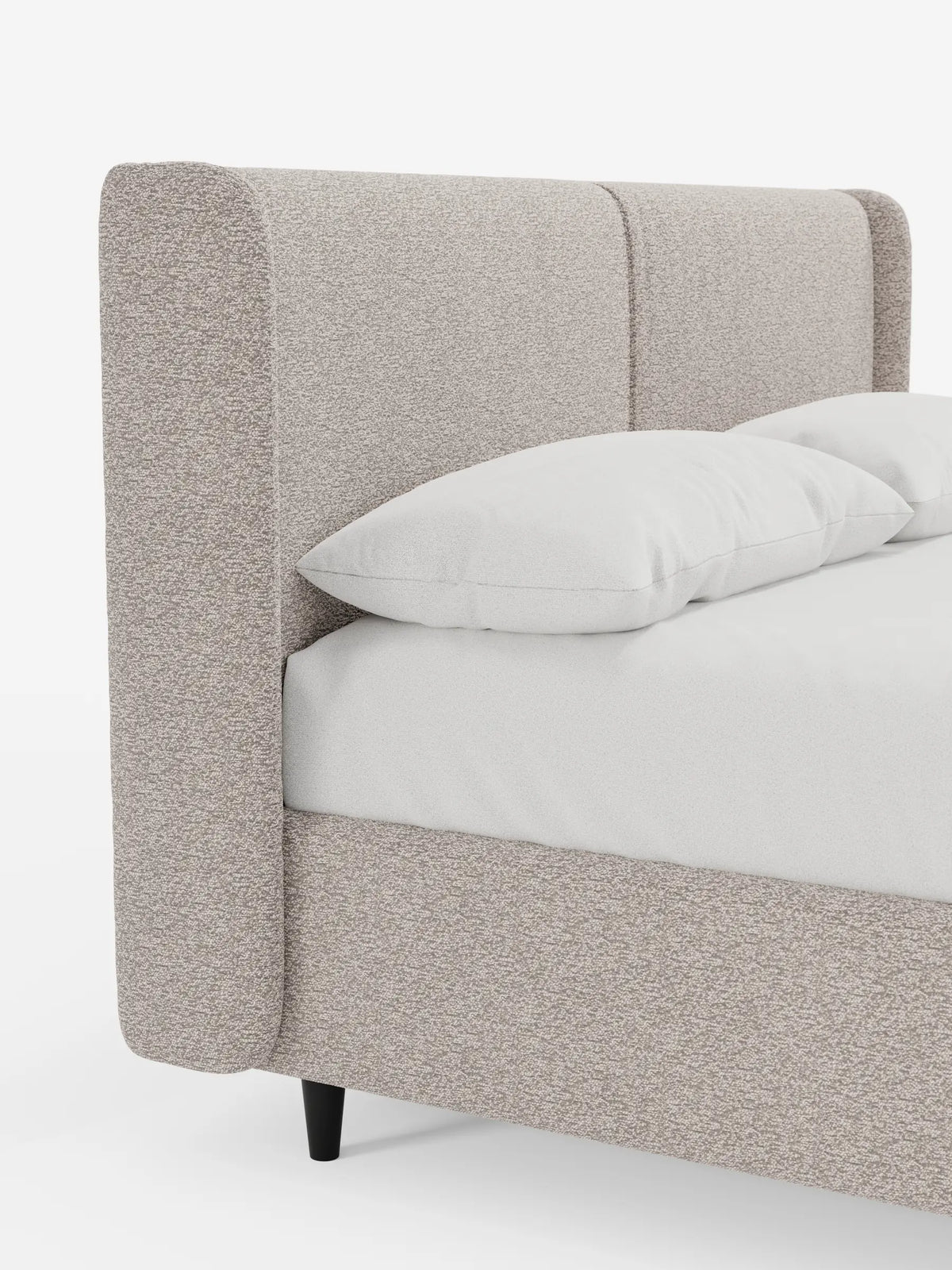 Il letto di design VALKIRIA con contenitore e testiera avvolgente è un letto imbottito moderno, color avena, caratterizzato da un’alta testiera avvolgente, due cuscini bianchi su lenzuola lisce e gambe corte nere.
