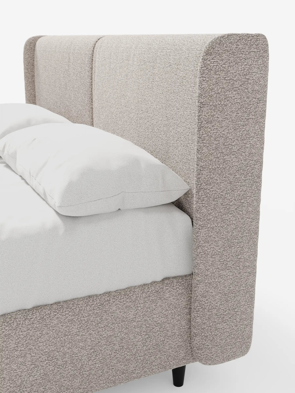 VALKIRIA, letto di design con contenitore e testiera avvolgente, è un letto imbottito moderno caratterizzato da una testiera alta e ricurva in tessuto beige testurizzato, due cuscini coordinati su biancheria da letto bianca e piccole gambe affusolate di colore scuro.